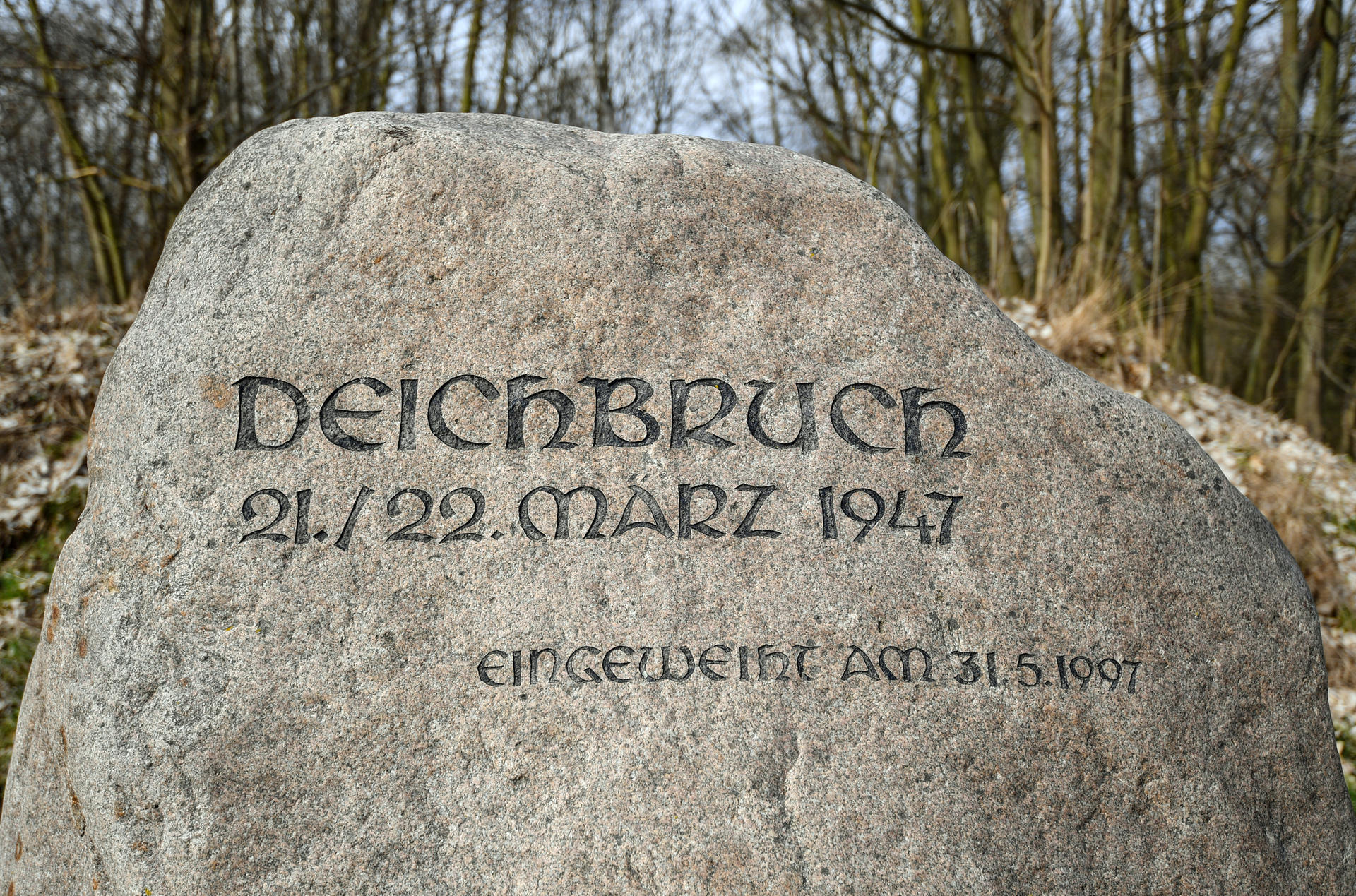 Ein Gedenkstein erinnert an das Oderhochwasser.