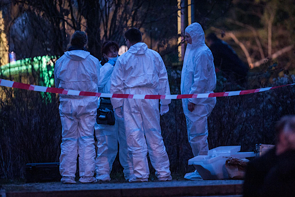 Kriminaltechniker sichern am 8. März 2016 Spuren in einem Park an der Ruschestraße.
