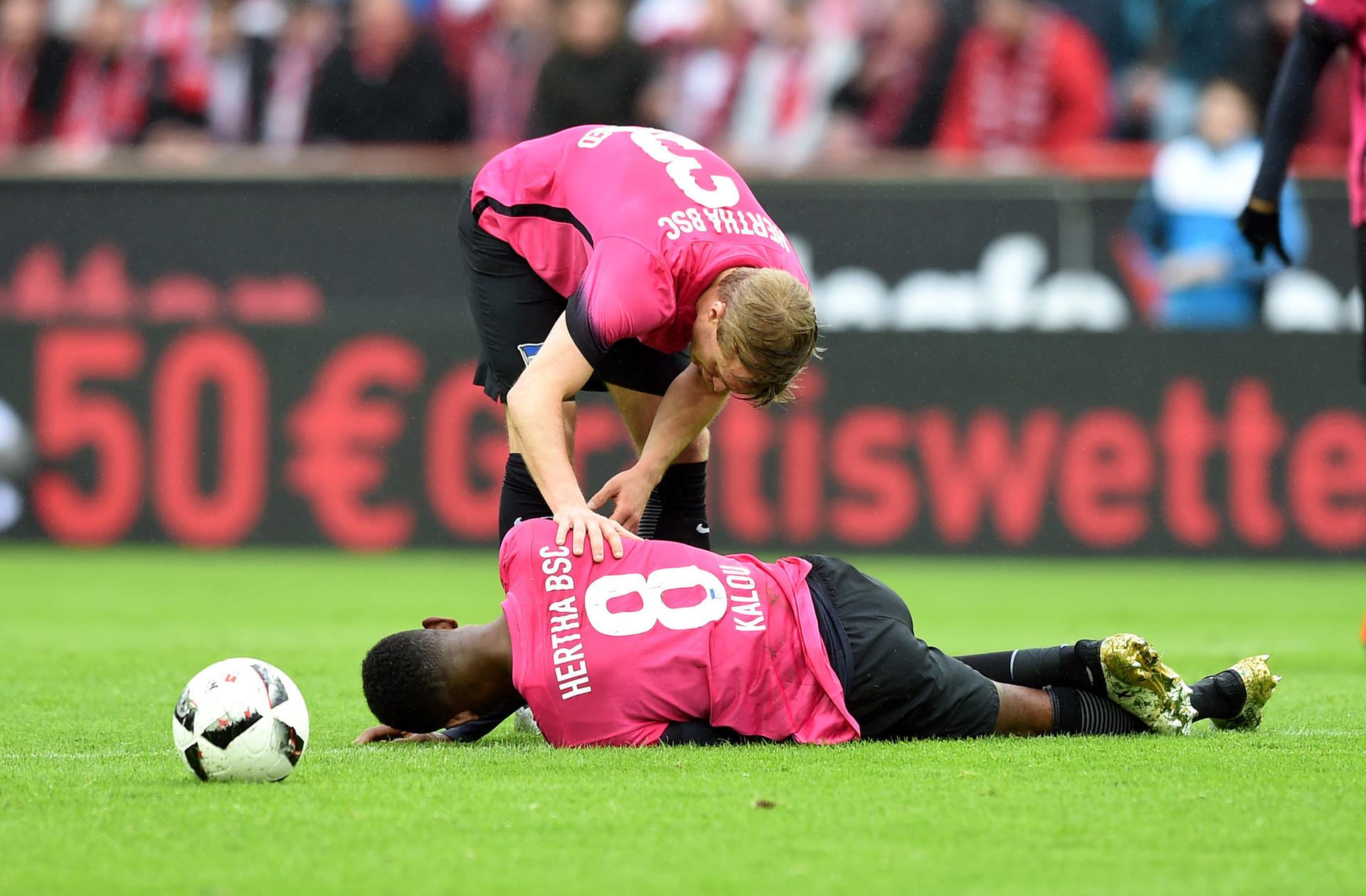 Nach 30 Minuten ist bei Herthas Salomon Kalou nach einem Tritt von Pawel Olkowski alles vorbei. Per Skjelbred kann da auch nicht mehr helfen.