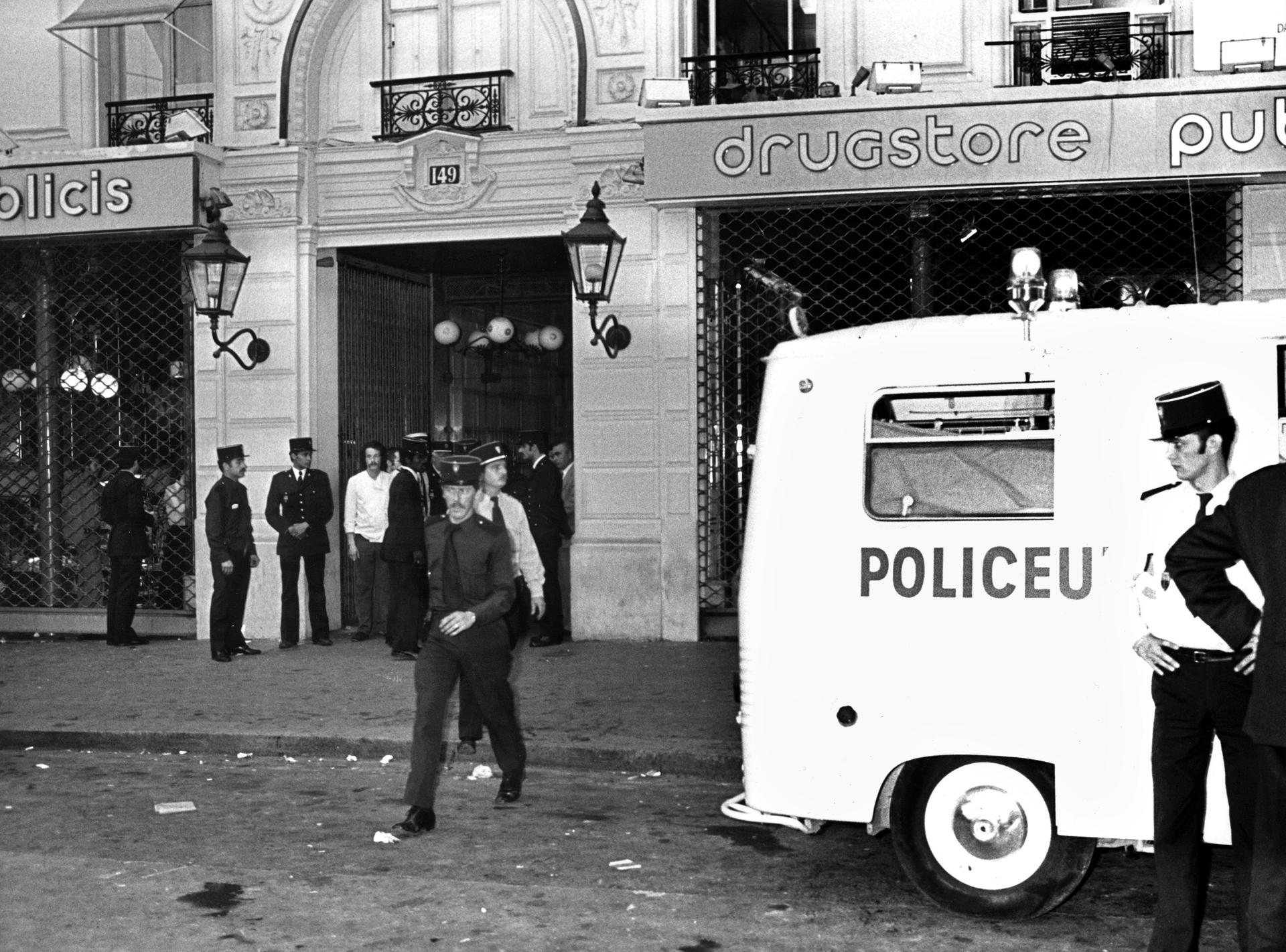1974 nach dem Anschlag vor dem „Drugstore Publicis“ am Boulevard Saint-Germain in Paris. 