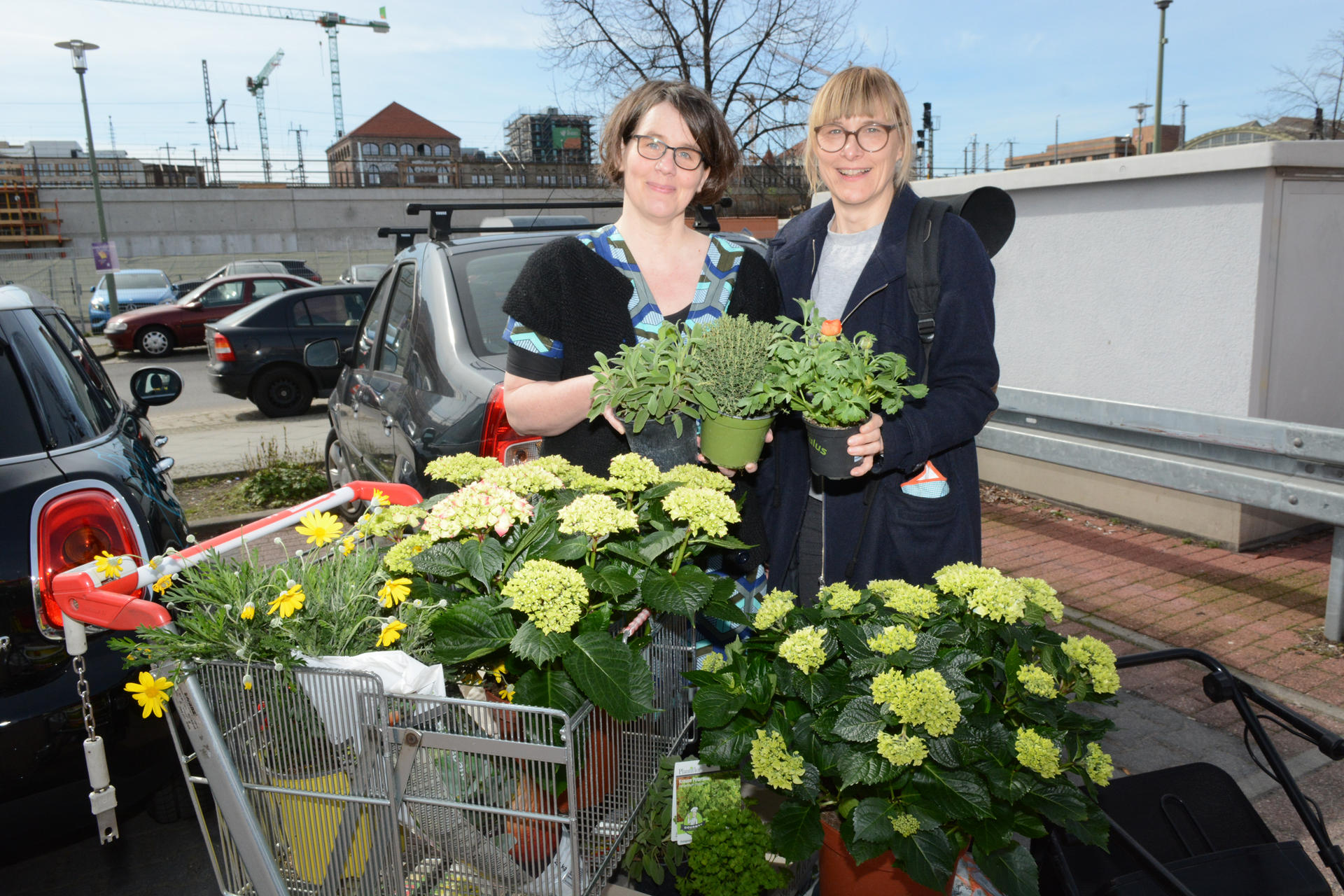 Michaela und Saskia haben reichlich Pflanzen gekauft.