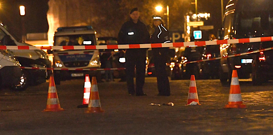 Die Polizei sichert den Tatort nach der Schießerei ab.