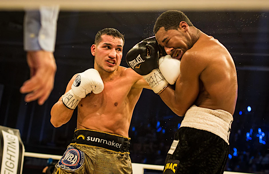Jack Culcay lässt eine Linke krachend bei Demetrius Andrade landen. Er hat gekämpft wie ein Löwe, seinen Titel aber doch verloren.