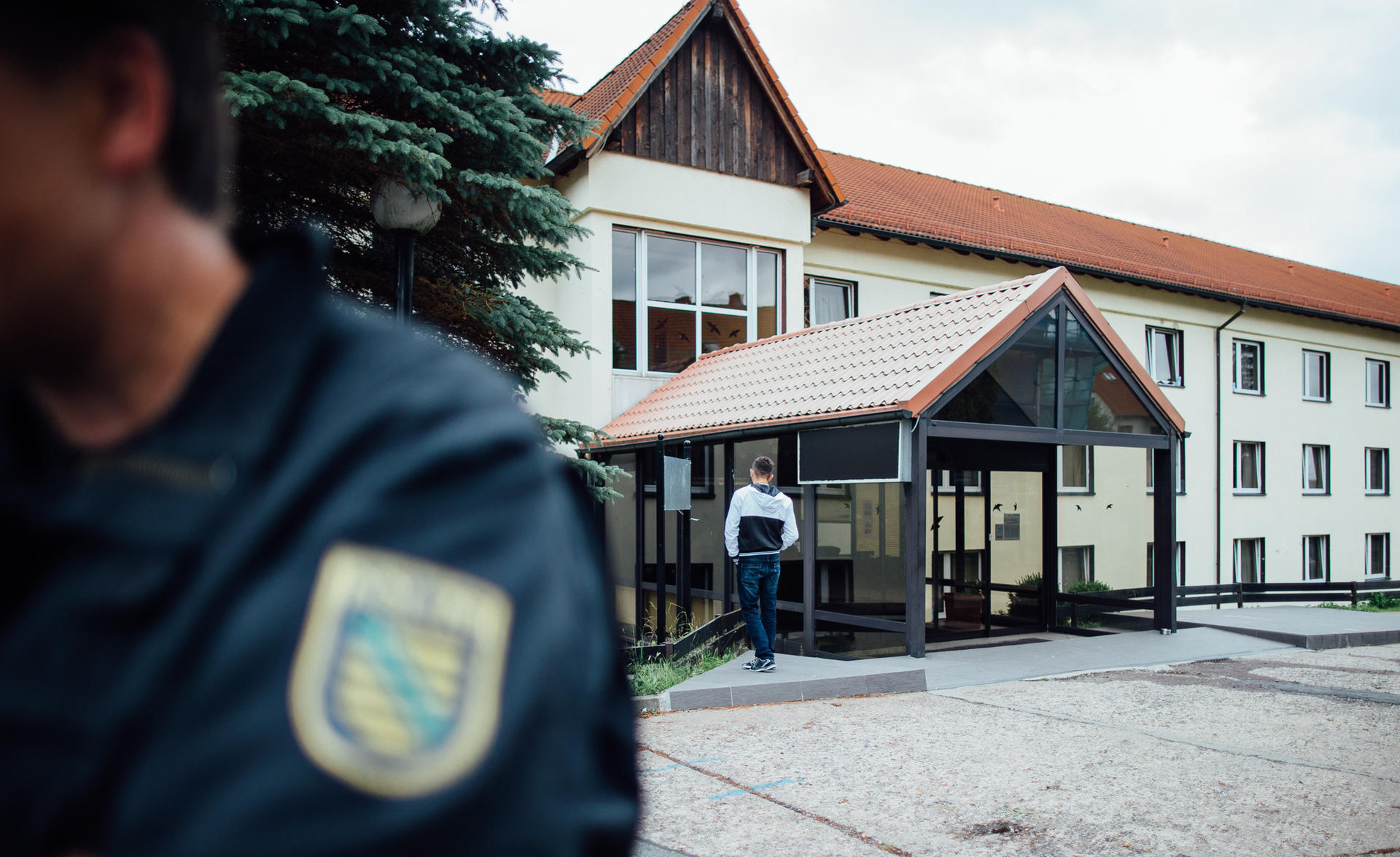 Eine von Polizei gesicherte Asylunterkunft im sächsischen Freital. 