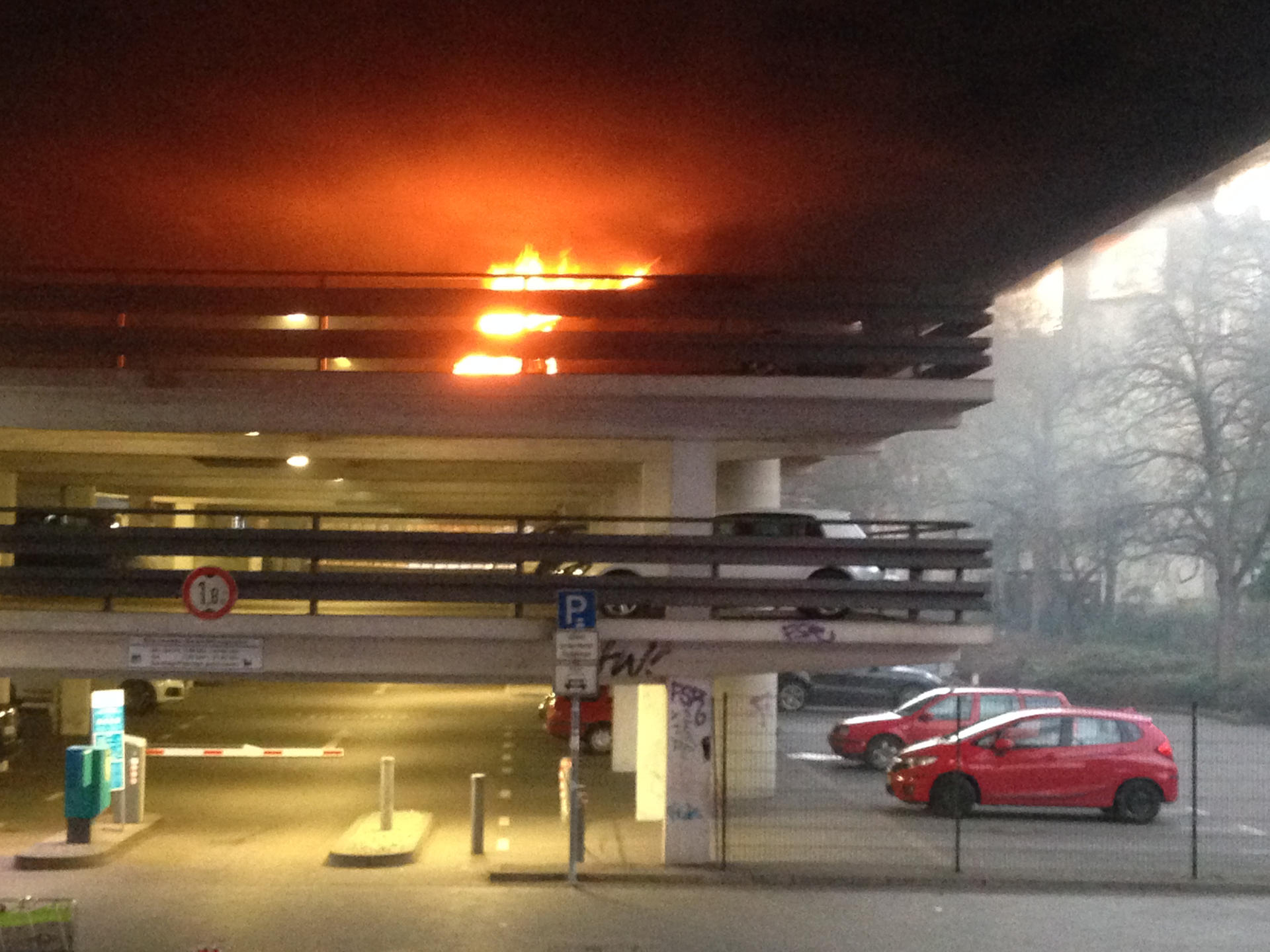 Der in einem Parkhaus in Steglitz angezündete Mercedes könnte eventuell Täterfahrzeug sein.