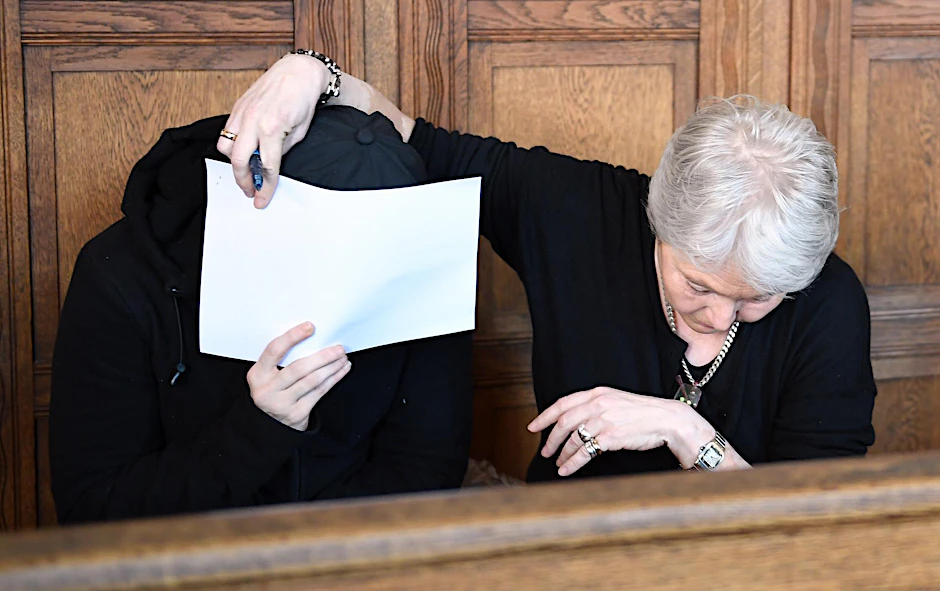 Die Angeklagte Nadine B. (l) neben ihrer Anwältin Manuela Liane Groll.