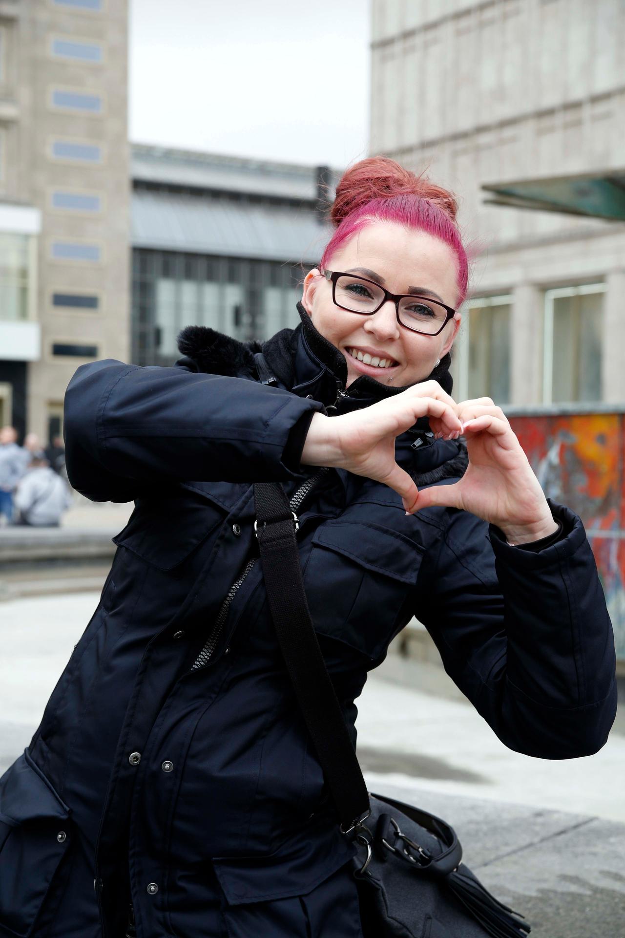 Die Angestellte Franziska Teichert (31) ist froh, dass es Flirt-Apps gibt. Da sie viel arbeitet, waren diese für sie eine gute Möglichkeit, mit Männern ins Gespräch zu kommen. „In Berlin hatte ich das perfekte Match. Mein heutiger Freund hat mich in der App Lovoo angeschrieben. Beim ersten Treffen hat es sofort gefunkt.“