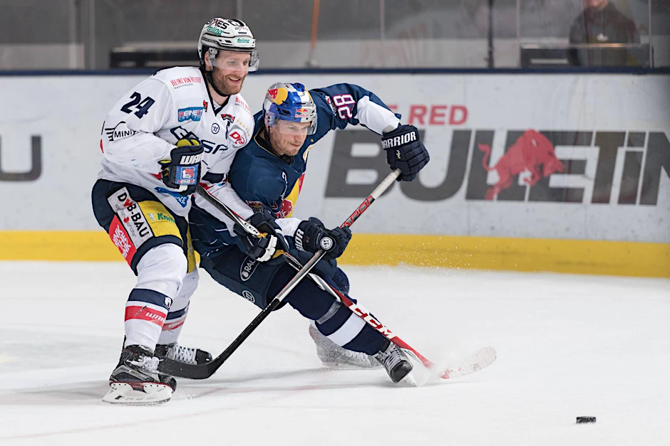 Eisbären-Kapitän André Rankel (l.) beharkt sich mit Münchens Frank Mauer.