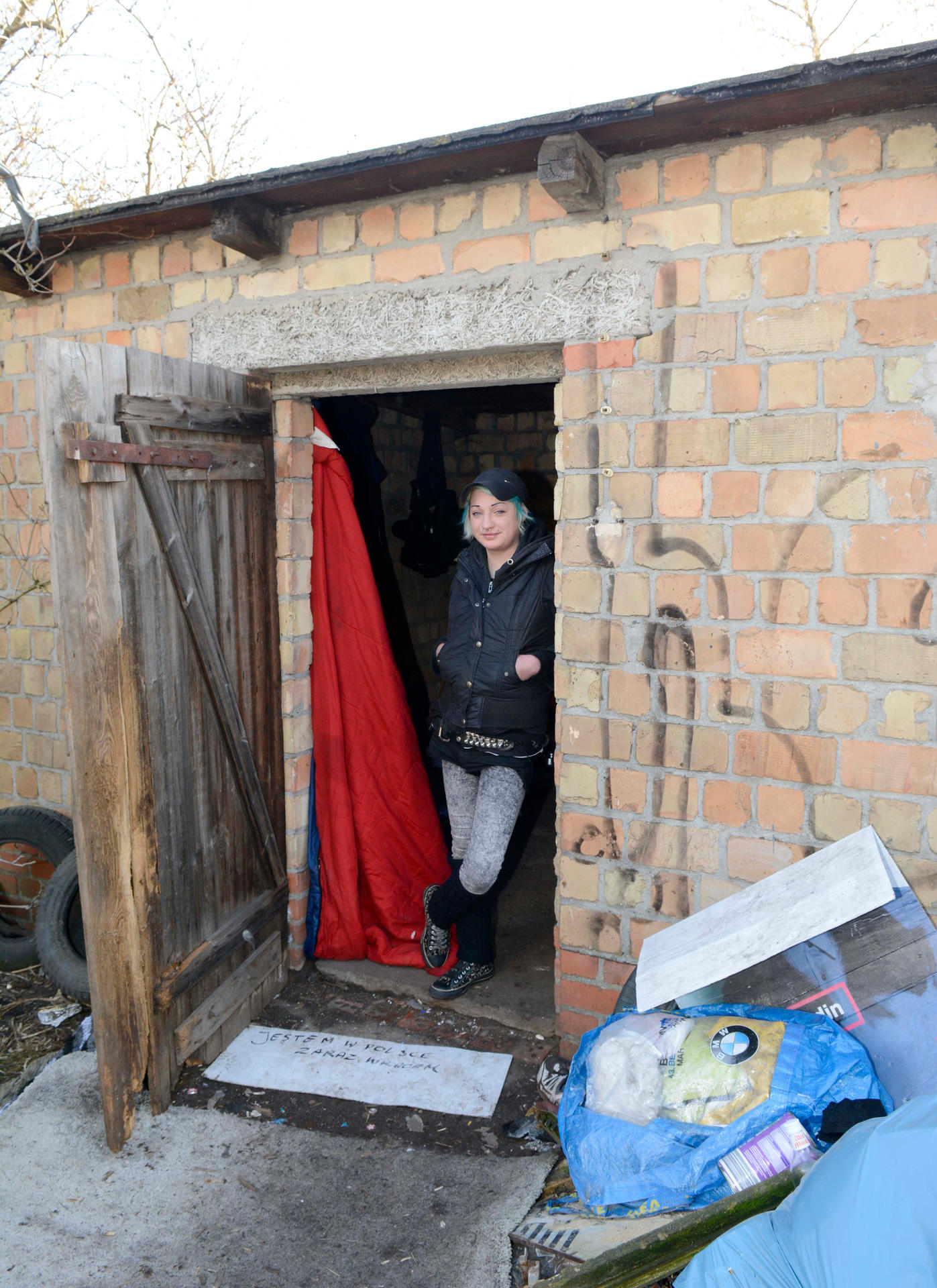 Claudia aus Polen in der Holztür „ihrer“ Baracke.
