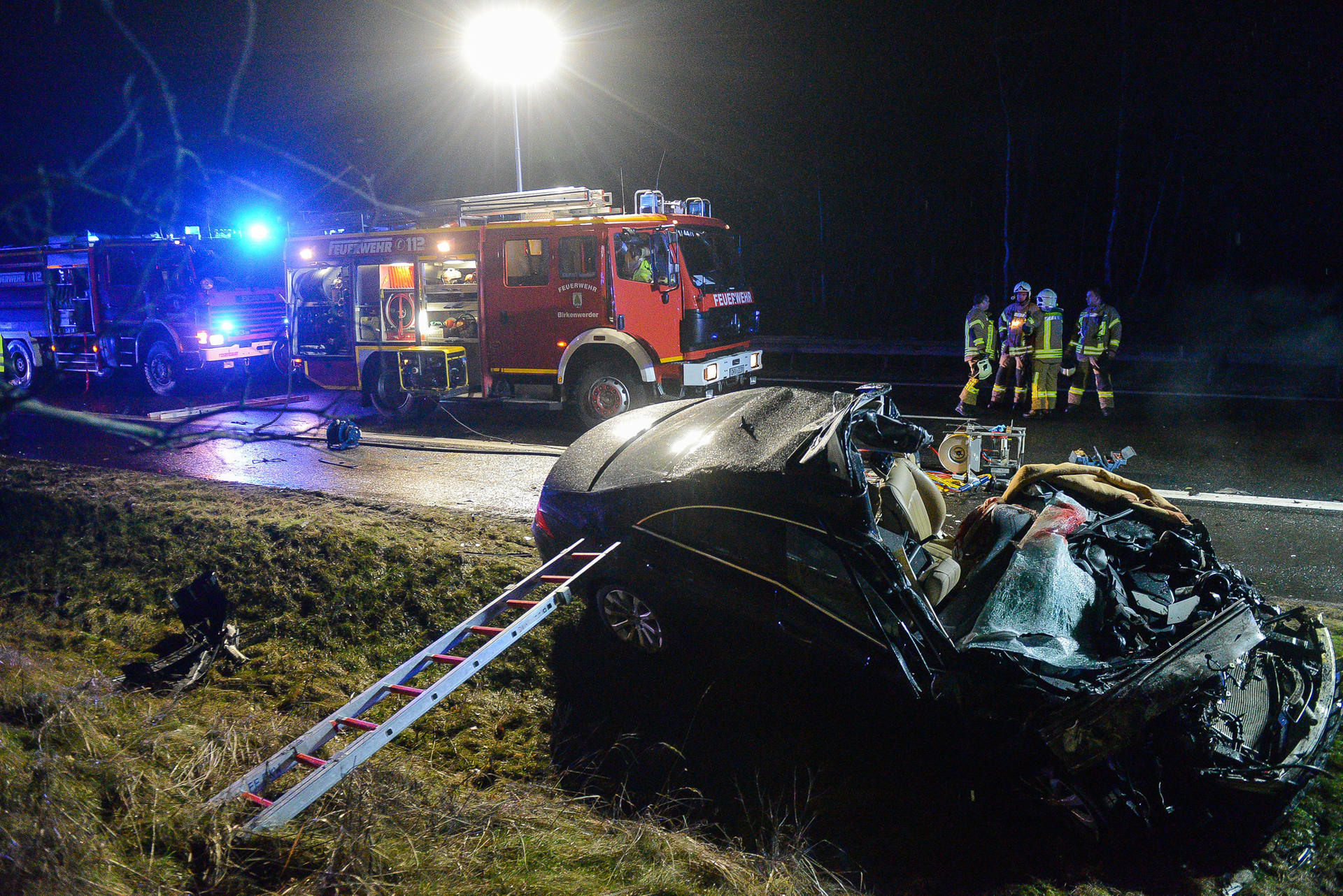 Retter der Feuerwehr an der Unfallstelle.