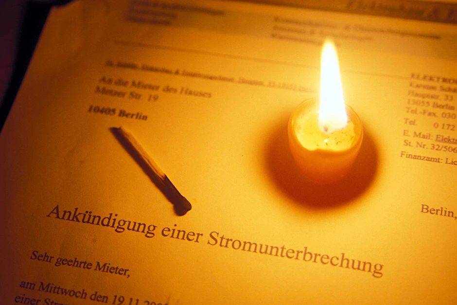 Bei Stromausfall müssen Kerzen helfen.