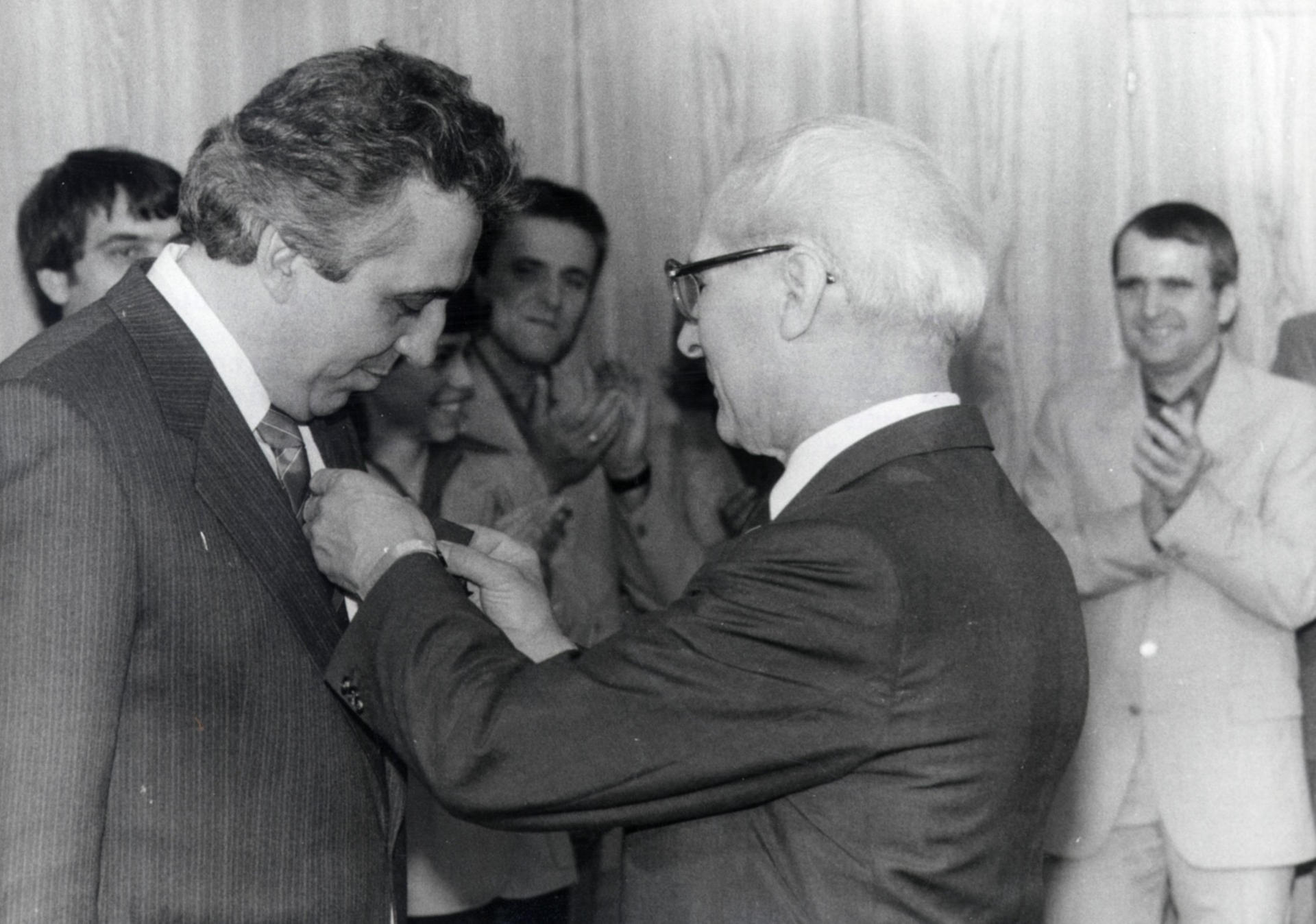 Honecker verleiht seinem Kronprinzen den Karl-Marx-Orden.