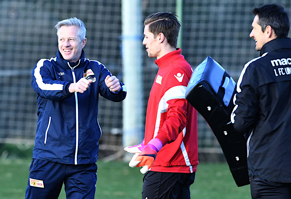 Trainer Jens Keller bereitet Daniel Mesenhöler auf sein Ligadebüt gegen Würzburg vor. Die Laune stimmt schon mal. 