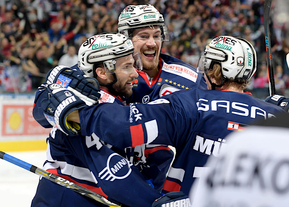 Wenn Darin Olver, Nick Petersen und Jonas Müller (v.l.) heute nach der Schlusssirene so schön lachen, dann ist alles in Ordnung.