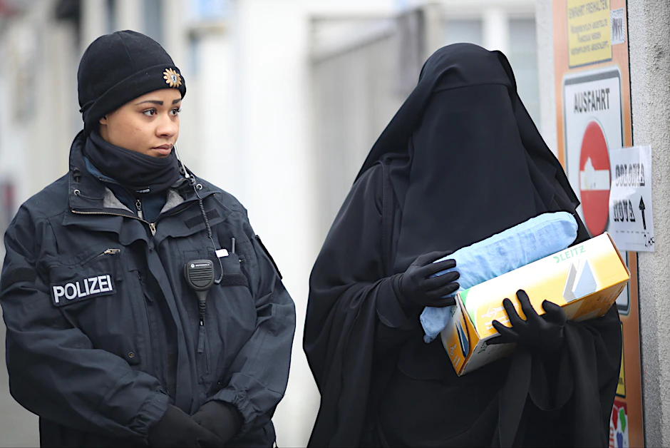 Eine vollverschleierte Frau kommt zu einem Salafisten-Treffen in Berlin. Die Polizei hat die Lage im Blick.