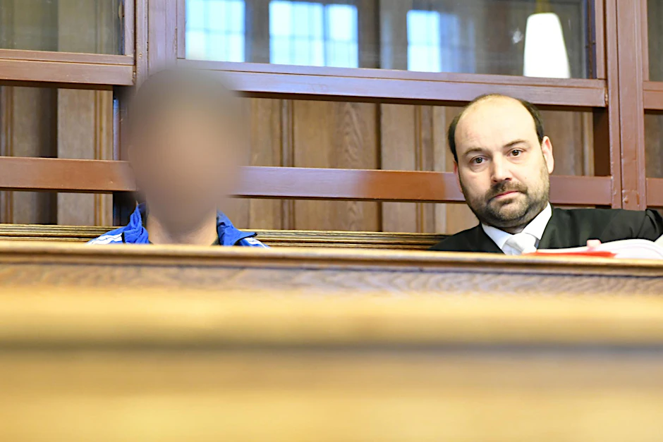 Rami K. sitzt am 22.02.2017 in Berlin neben seinem Verteidiger Marvin Schroth im Gerichtssaal. 