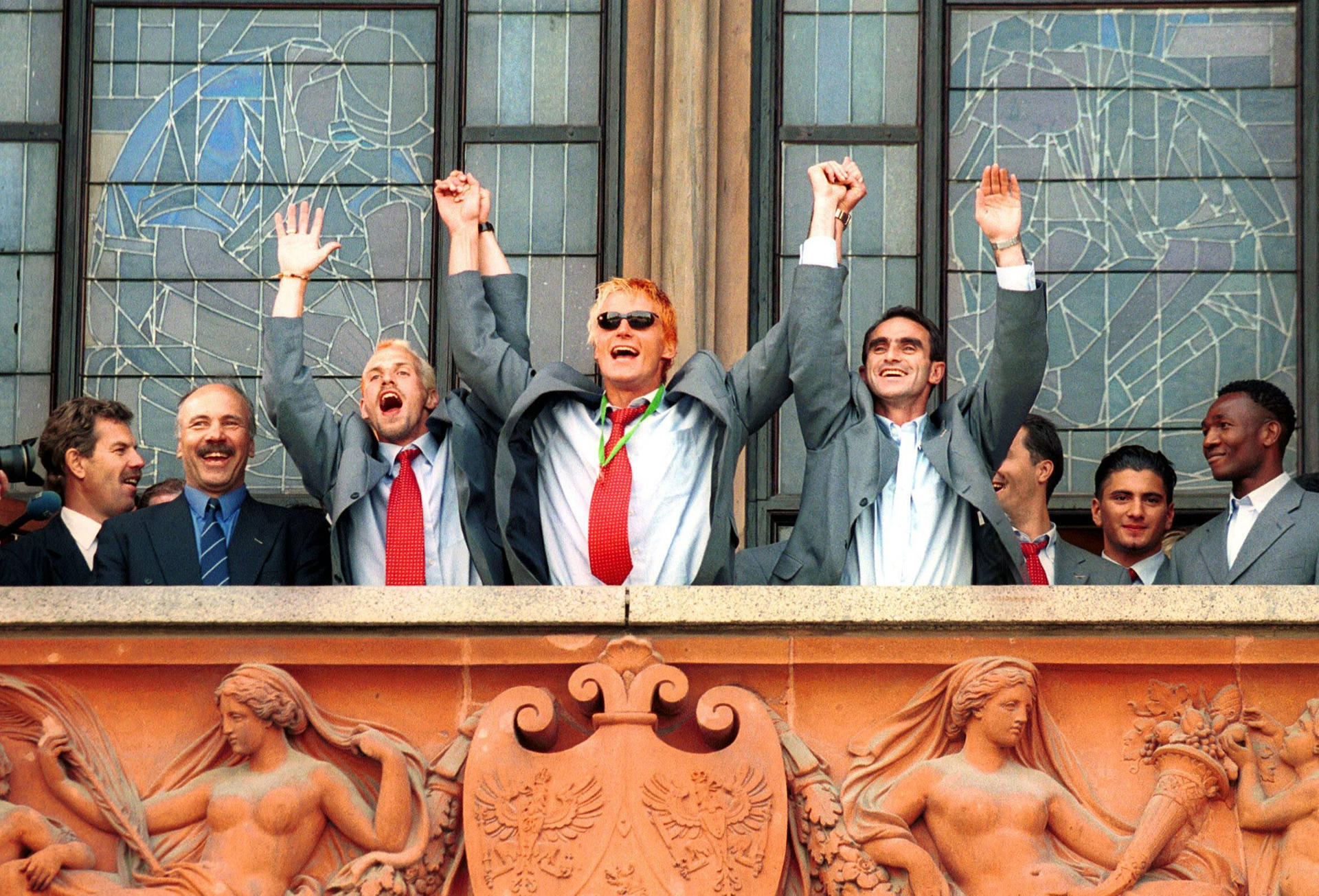 Zweitliga-Aufstieg 2001: Klaus-Dieter Helbig, Trainer Georgi Wassilew, Michael Zechner, Ronny Nikol und Harun Isa feiern auf dem Rathaus-Balkon.