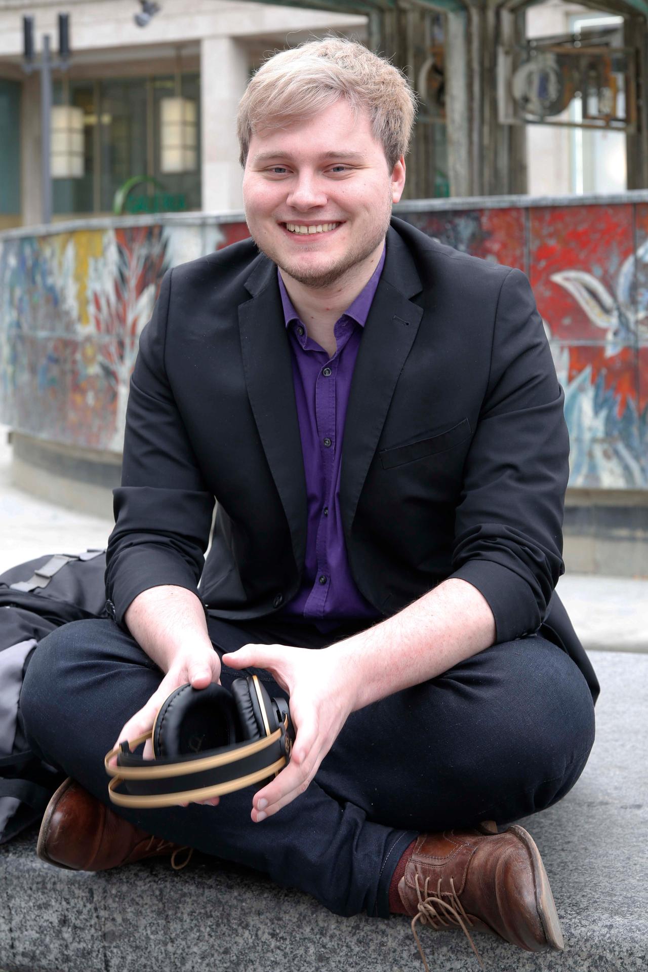Marius Schöttler (21), Kommunikationsmanager aus Hamburg, geht oft im Netz auf die Jagd. Er freut sich darauf, seine Flirt-App in Berlin auszuprobieren. „Gerade am Alexanderplatz bekomme ich viele Likes und Treffer. Das macht richtig Spaß. Hier laufen viele schöne Frauen auf einem Fleck rum. Eine tolle Chance.“