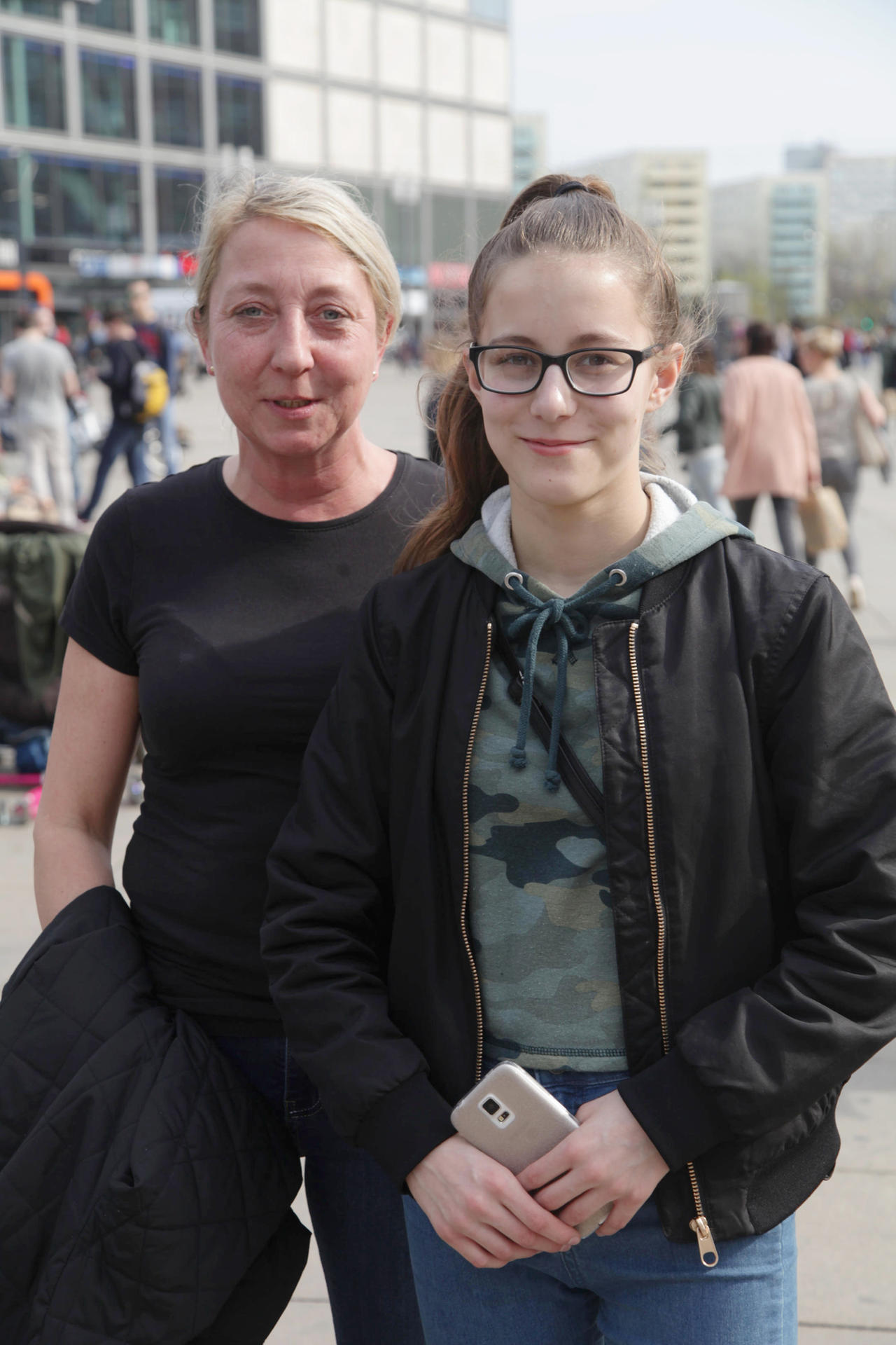 „Ich will meine Tochter nicht kontrollieren“ Der Familienfrieden geht bei Diana (46) und Tochter Sophie Meyer (14) aus Lichtenberg eindeutig vor. „Ich kontrolliere weder Sophies Handy noch ihren Computer. Also würde ich das illegale Uploaden bestimmt nicht mitbekommen“, sagt Diana. Anschwärzen würde sie sie aber nicht.