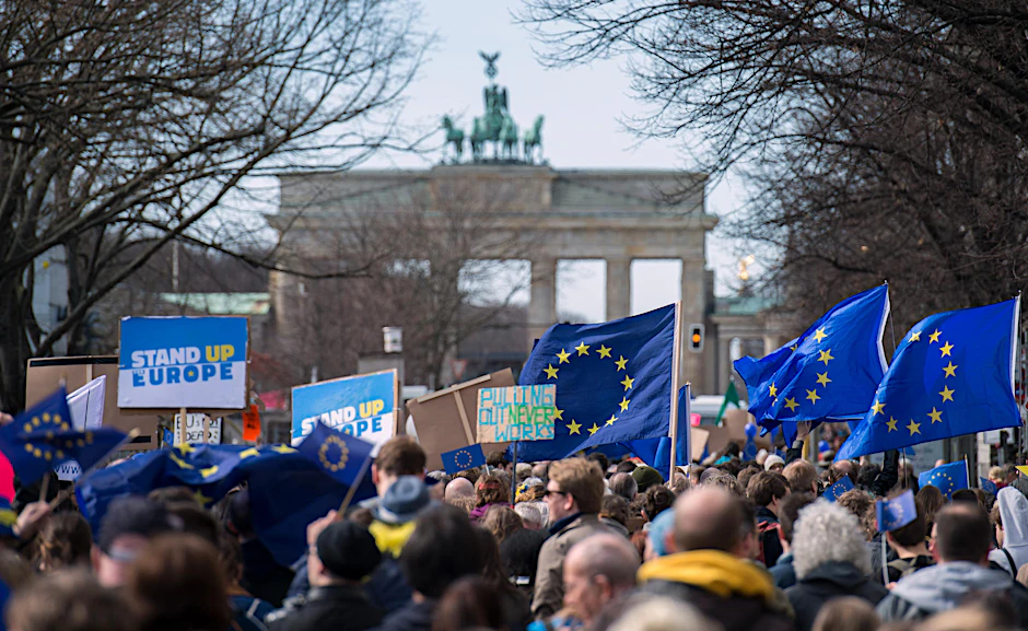 Die Demo-Teilnehmer zeigten am Brandenburger Tor Flagge für Europa.