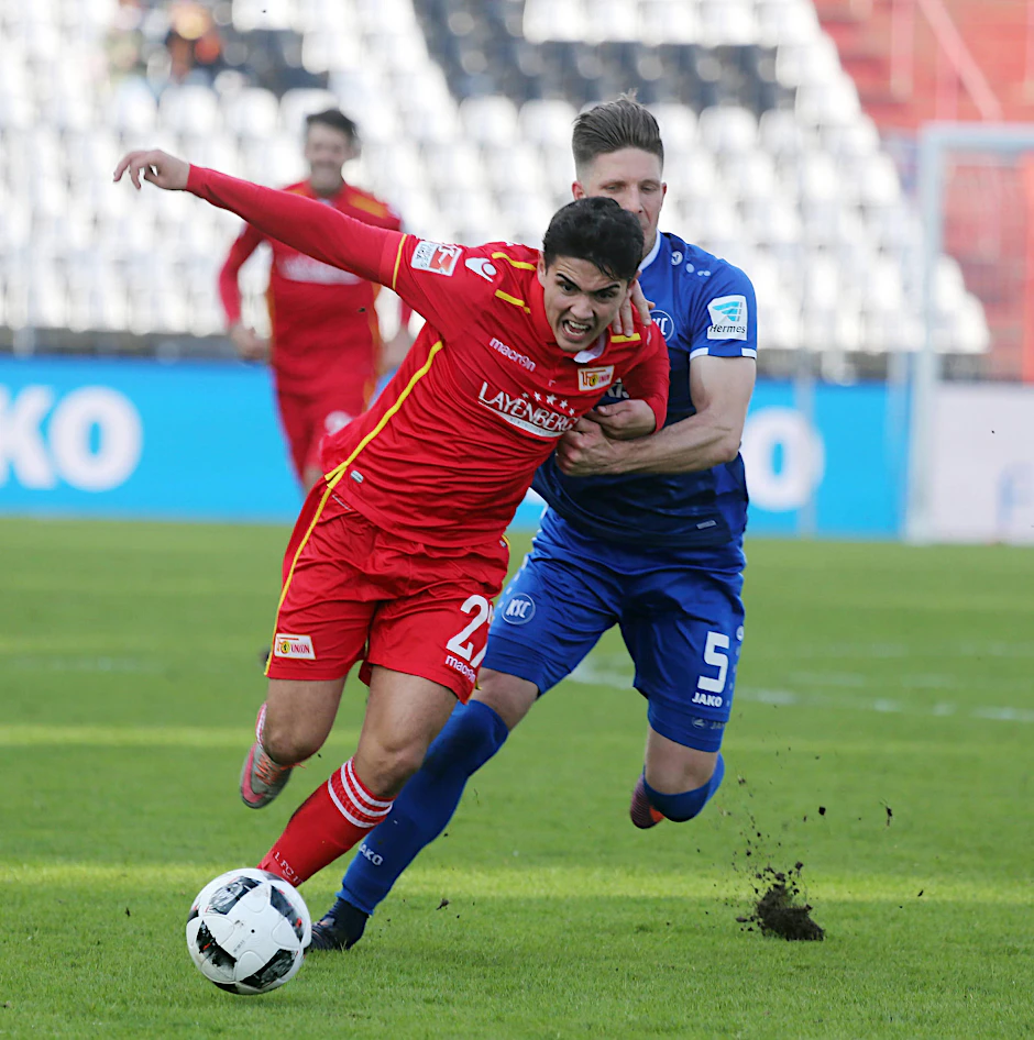 Eroll Zejnullahu (l.) lässt sich von Karlsruhes, Dennis Kempe nicht stoppen.
