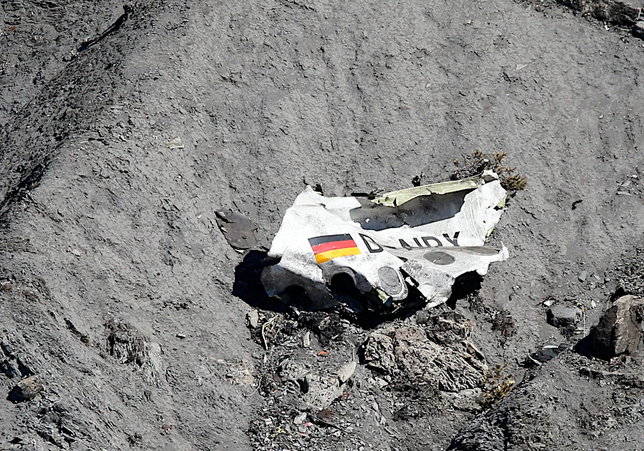 Trümmer der Germanwings-Maschine A320 liegen an der Absturzstelle in den südfranzösischen Alpen. 