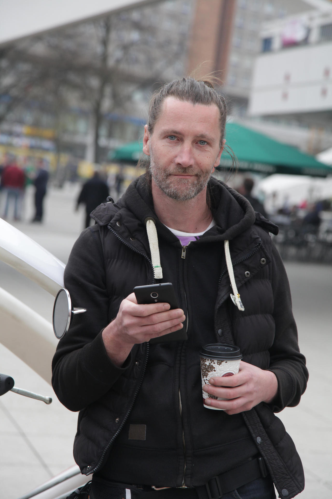 Steven Göhler (44) aus Charlottenburg freut sich über das öffentliche Internet. Er nutzt es gerne.