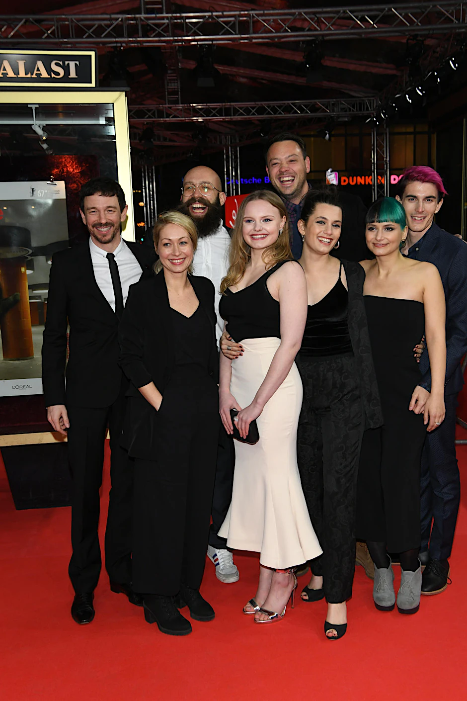 Das Team um Maria Dragus (Mitte) bei der Vorführung des Films „Tiger Girl“ zur Berlinale.  