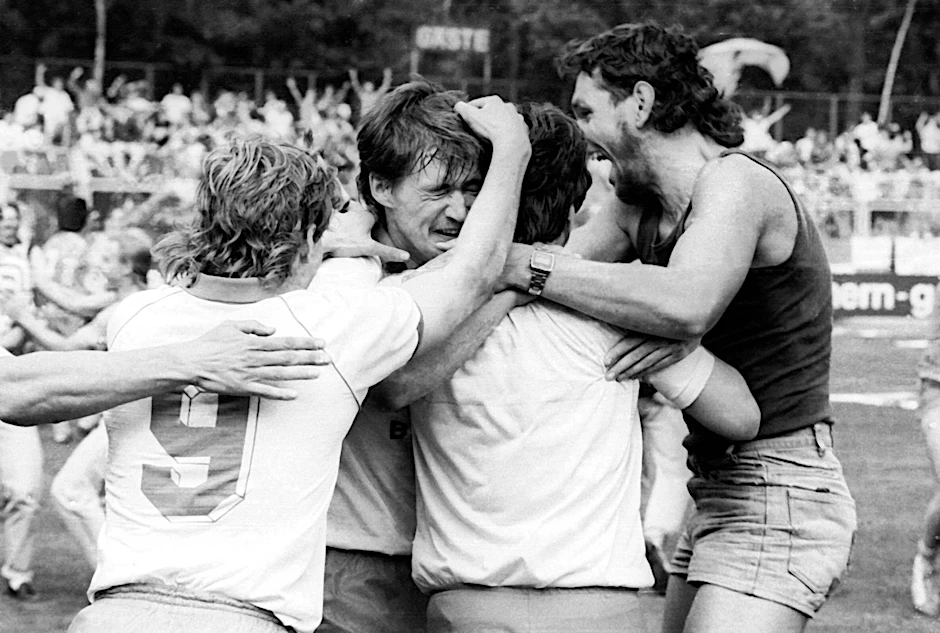 Ein historischer Moment: Union bejubelt im Mai 1988 nach dem 3:2 Sieg in Karl-Marx-Stadt den Klassenerhalt. in der DDR-Oberliga.