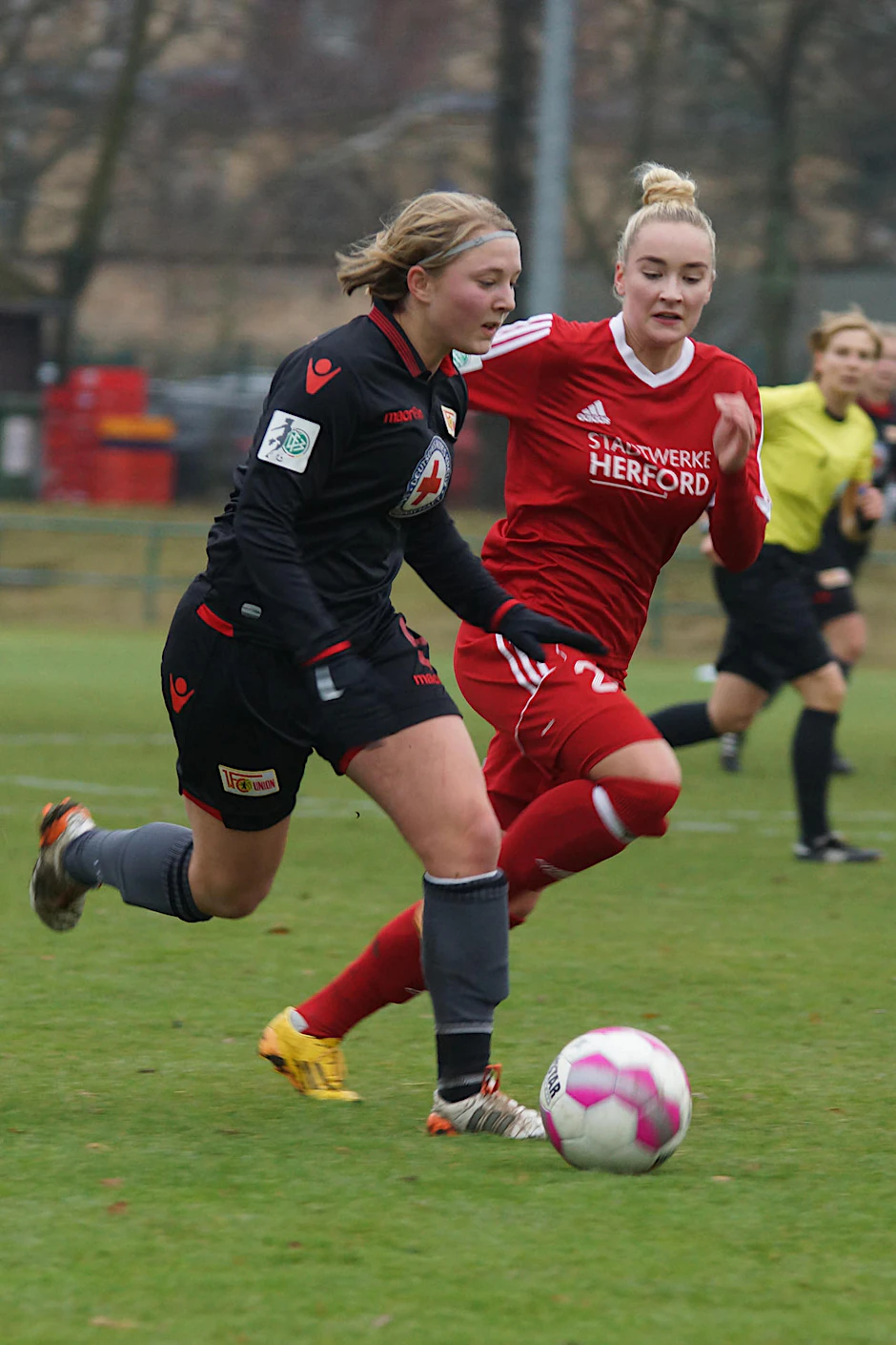 Pauline Wimmer (l.) ist erst 15 Jahre alt, aber spielt schon für den 1. FC Union in der Zweiten Liga.