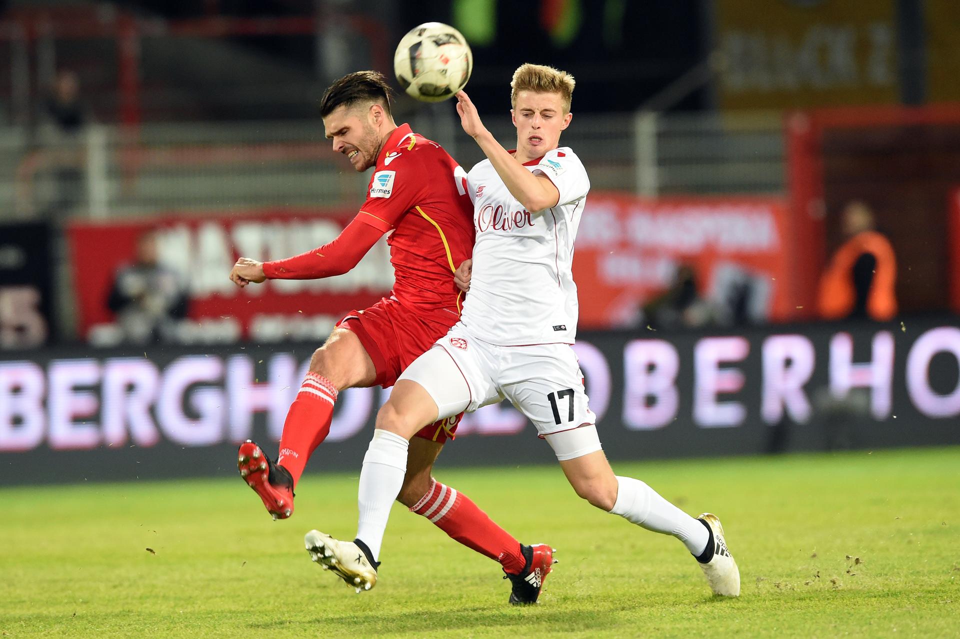 Laufduell zwischen Christopher Trimmel (li.) und Sebastian Ernst.