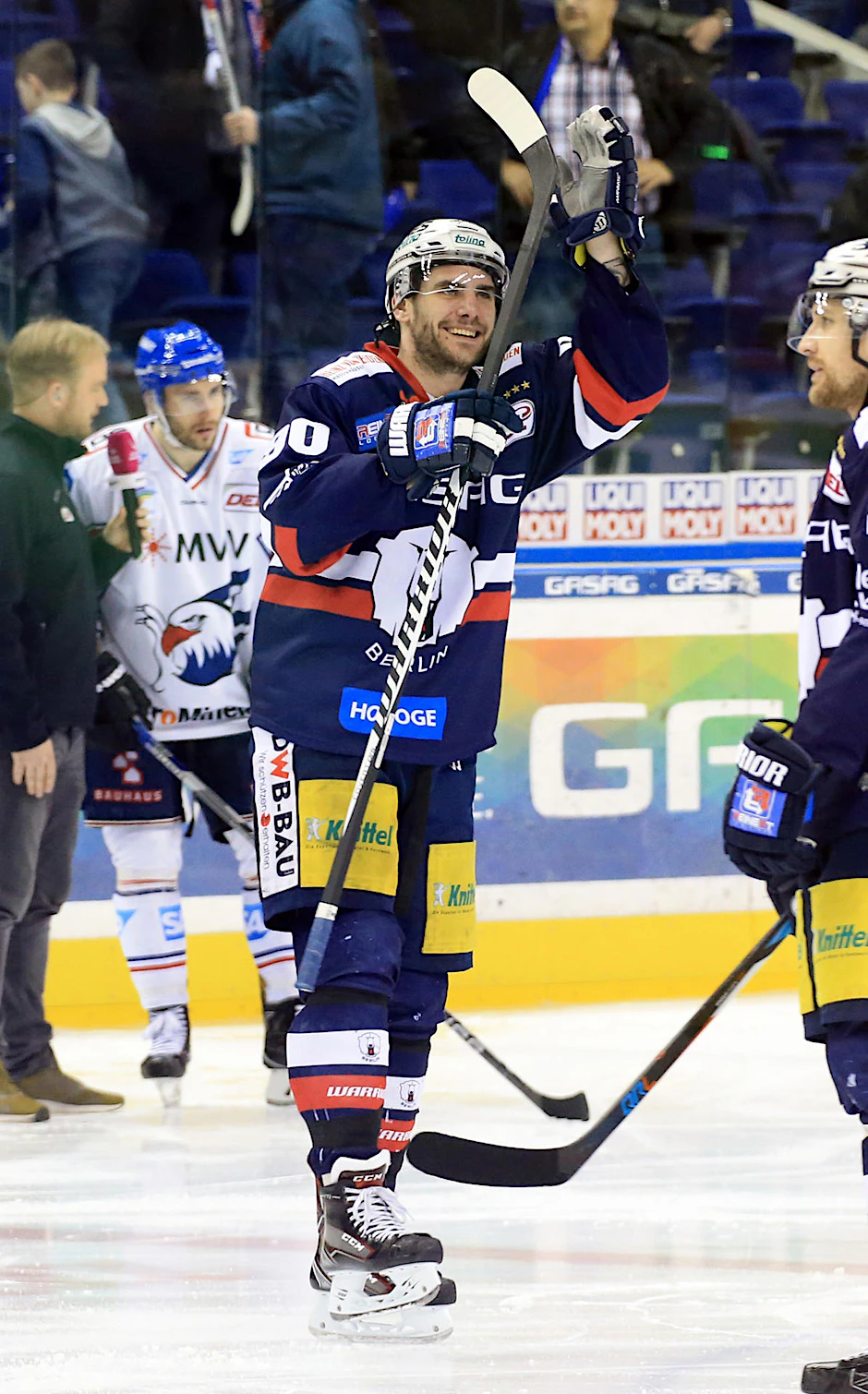 Constantin Braun von den Eisbären Berlin feiert den Sieg nach dem Spiel zwischen den Eisbären Berlin und den Adler Mannheim.