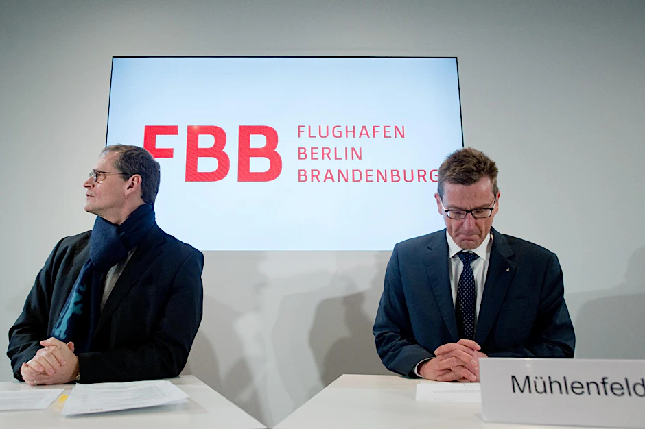 Er oder ich: Senatschef Michael Müller (li.) will Karsten Mühlenfeld (re.) am Flughafen entmachten.