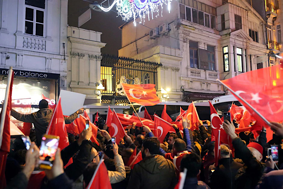Erdogan-Anhänger demonstrieren am vor dem niederländischen Konsulat in Istanbul: