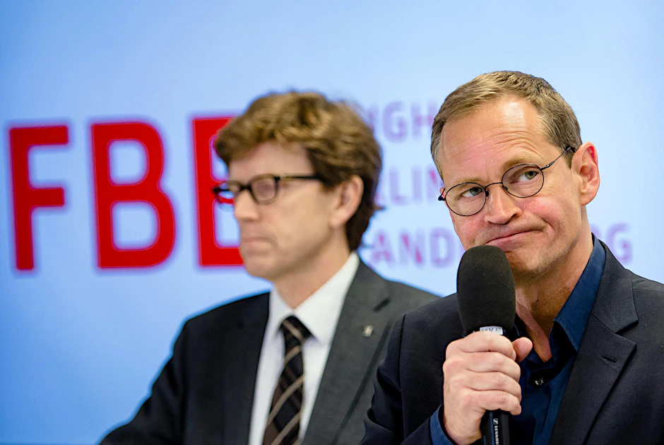Wieder ein Neuer beim BER: Michael Müller (r.) lässt seinen Staatssekretär Lütke Daldrup (l.) zum Flughafen.