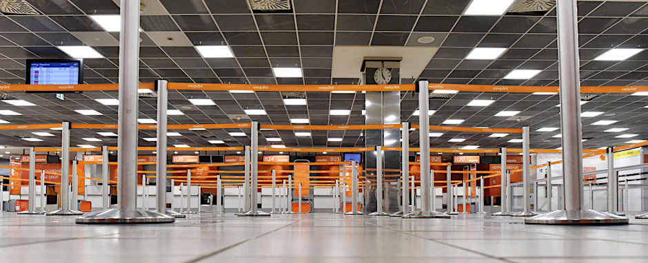 Menschenleerer Abfertigungsschalter am Flughafen Schönefeld.