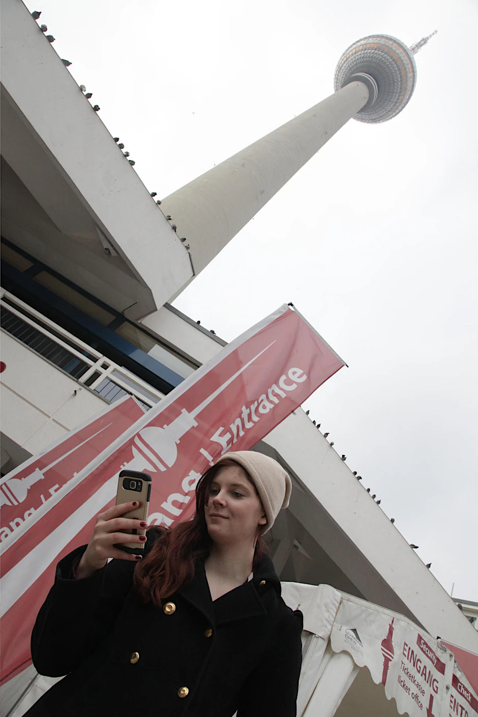 KURIER-Reporterin Sophia Kräge hat unterm Fernsehturm beste WLAN-Verbindung.