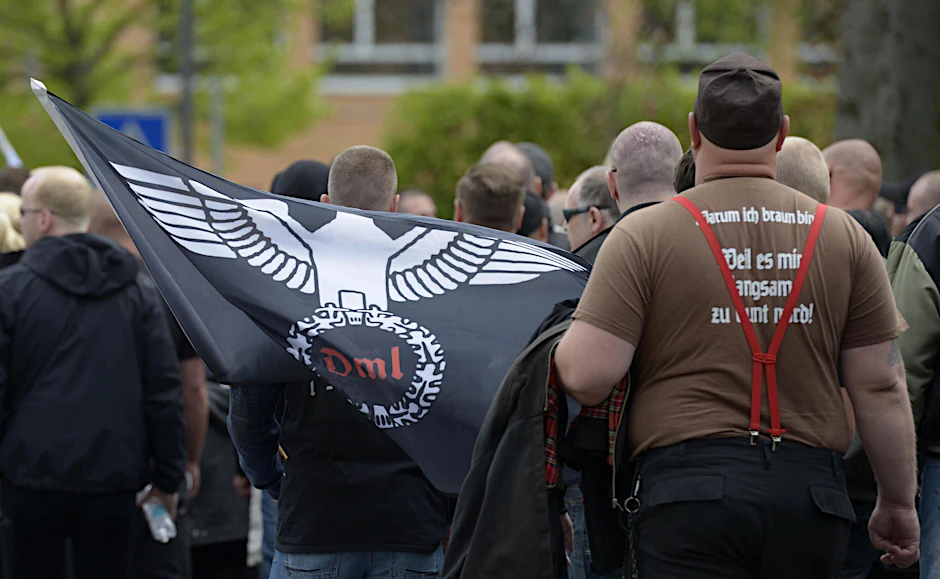 Gewaltbereit: Teilnehmer eines Aufmarsches einer rechtsextremen Gruppierung. 