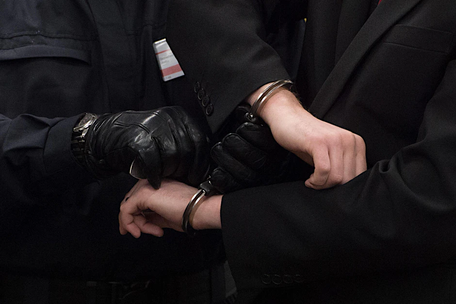 Die Angeklagten, 19 bis 39 Jahre alt, wurden in Handschellen ins Gericht geführt.