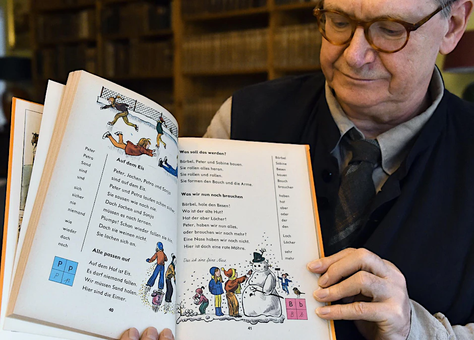 Christian Klemke blättert in der von seinem Vater Werner Klemke illustrierten Schulfiebel.