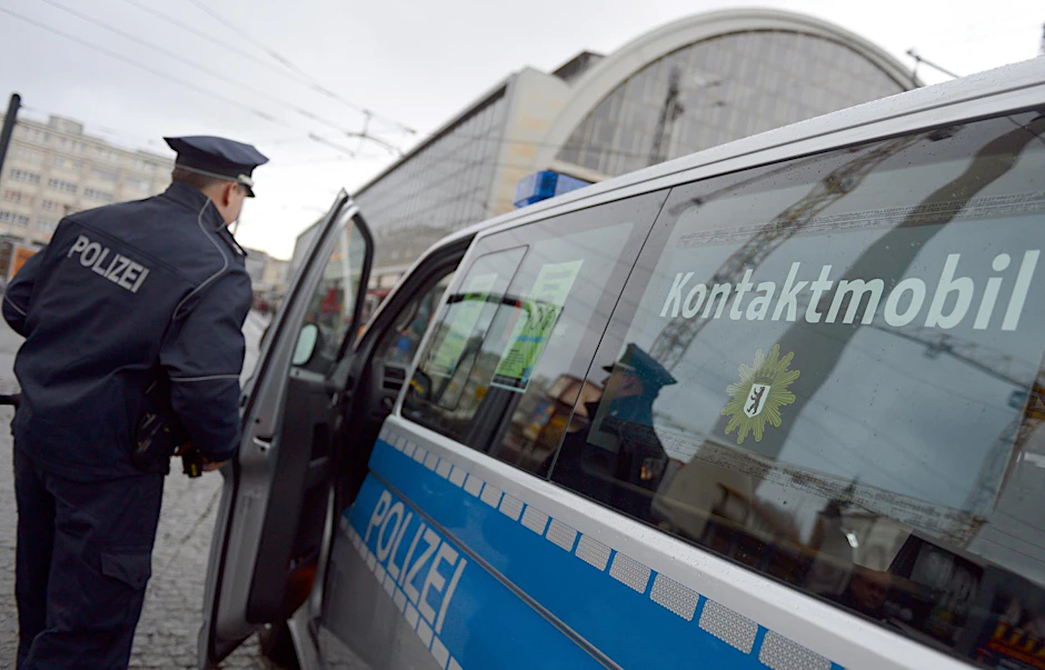 Das Kontaktmobil auf dem Alexanderplatz ist nur tagsüber da. Es ist nicht wie eine mobile Wache ausgestattet. 