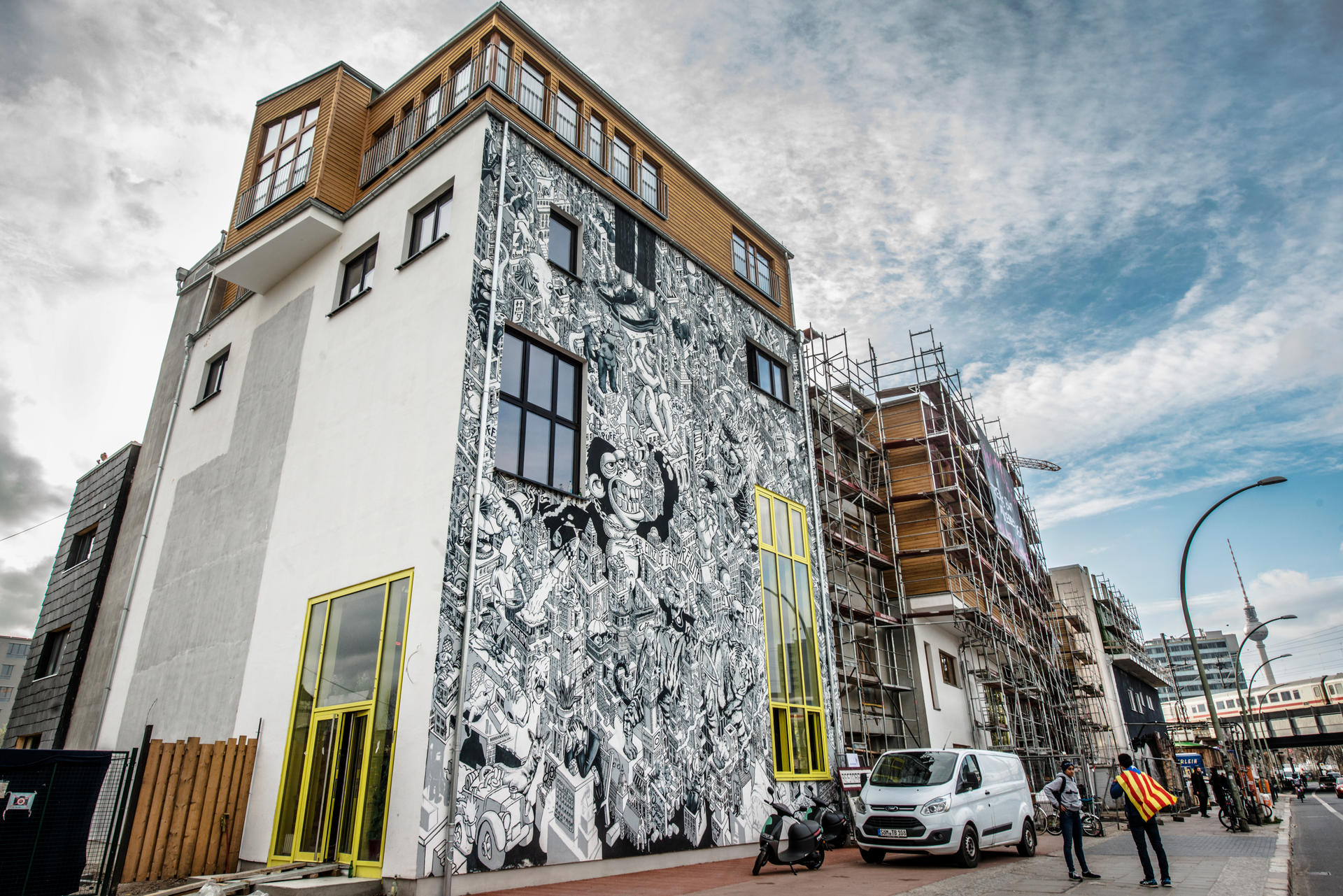 Künstlerische Fassade, viel dahinter: In der zehn Meter hohen Halle proben Artisten.