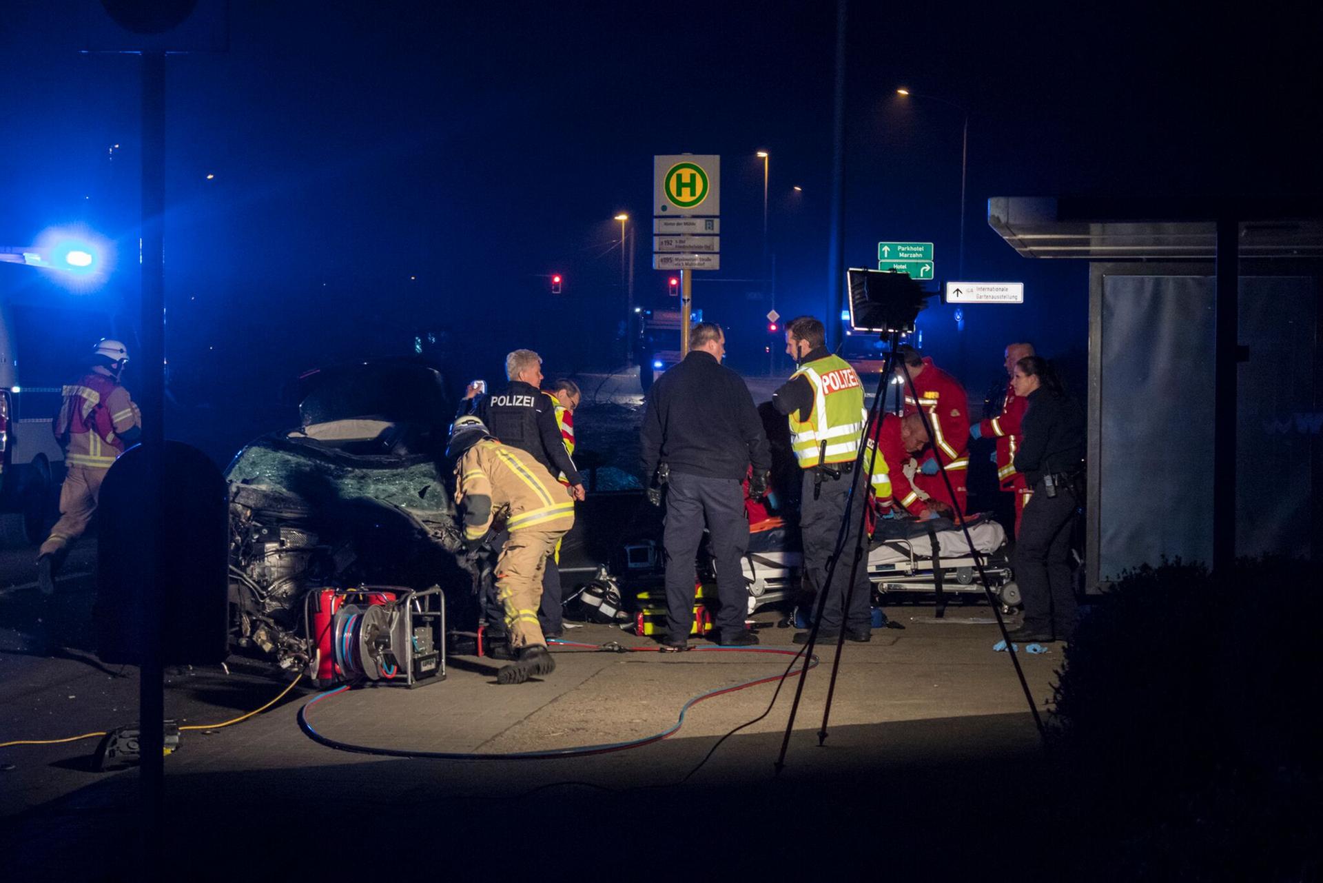 Auf Flucht Vor Polizei: Schwerer Unfall Mit Drei Schwerverletzten In ...