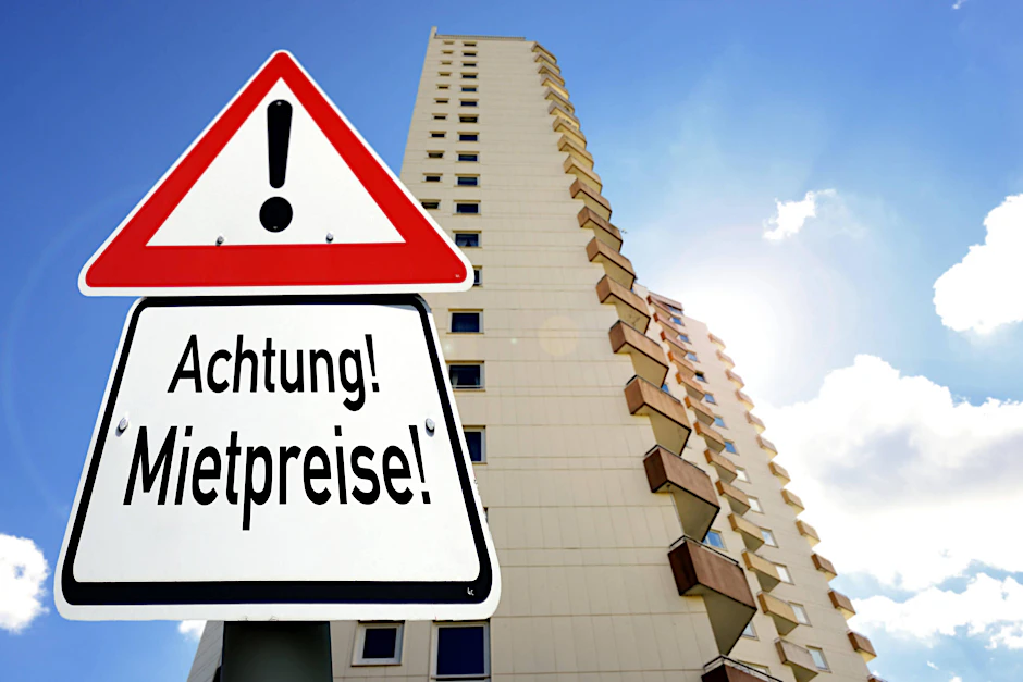 In Berlin wachsen die Mieten in den Himmel. Viele Menschen in der Stadt sind besorgt.