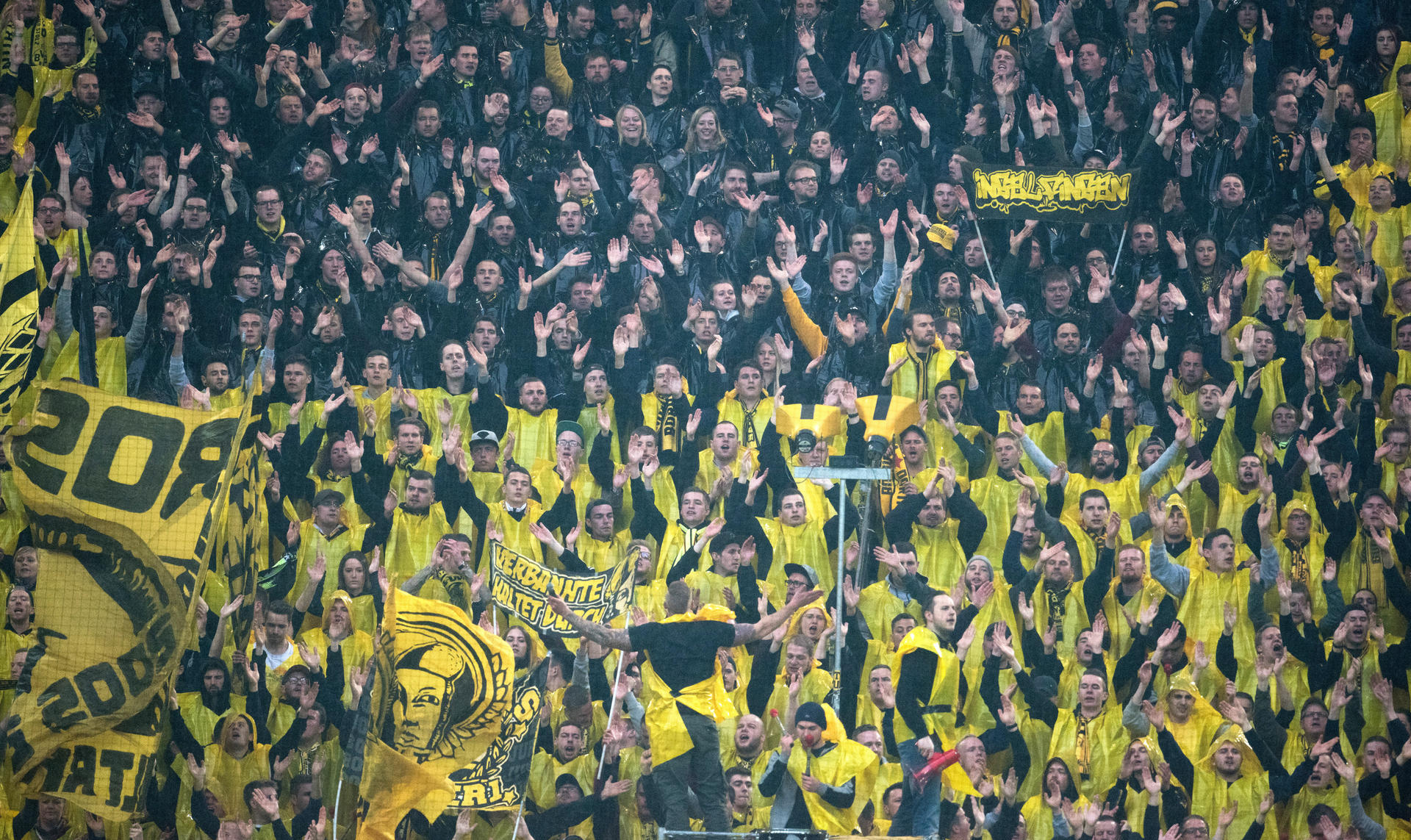 Image - Dortmund-Anschlag: BVB-Fans feiern, die Polizei packt zu