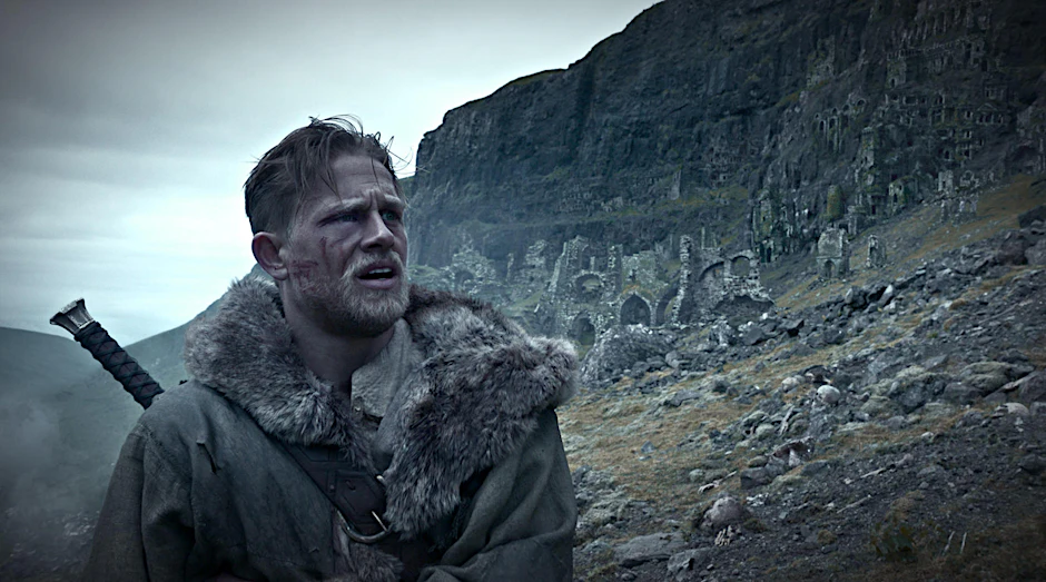 Charlie Hunnam spielt den Arthur in dieser düsteren Neuauflage.