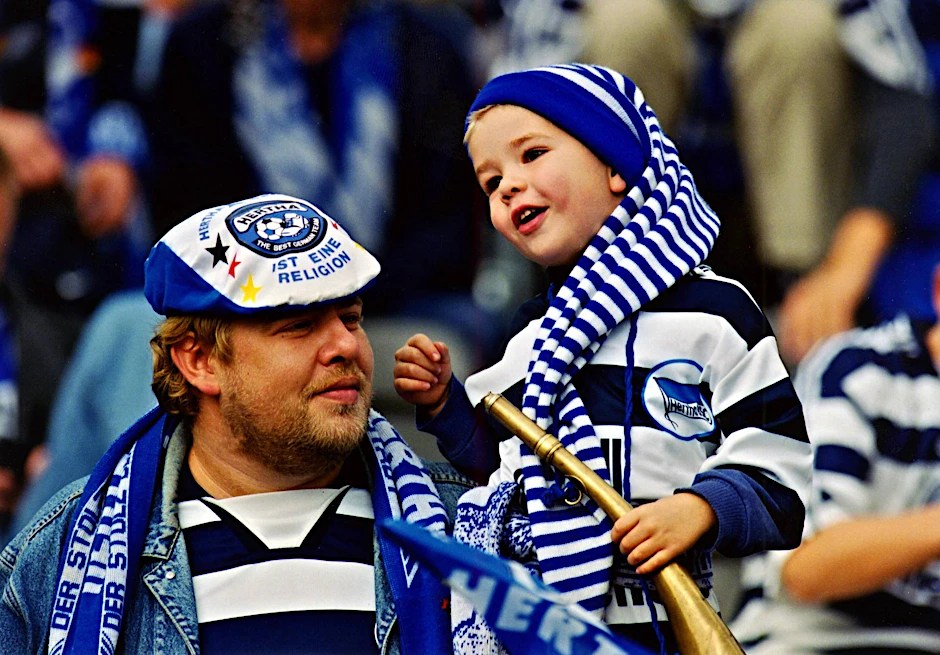 Hertha-Fans jung und alt: Mützen aller Art sind bei den blau-weißen Fans schon sehr lange angesagt.