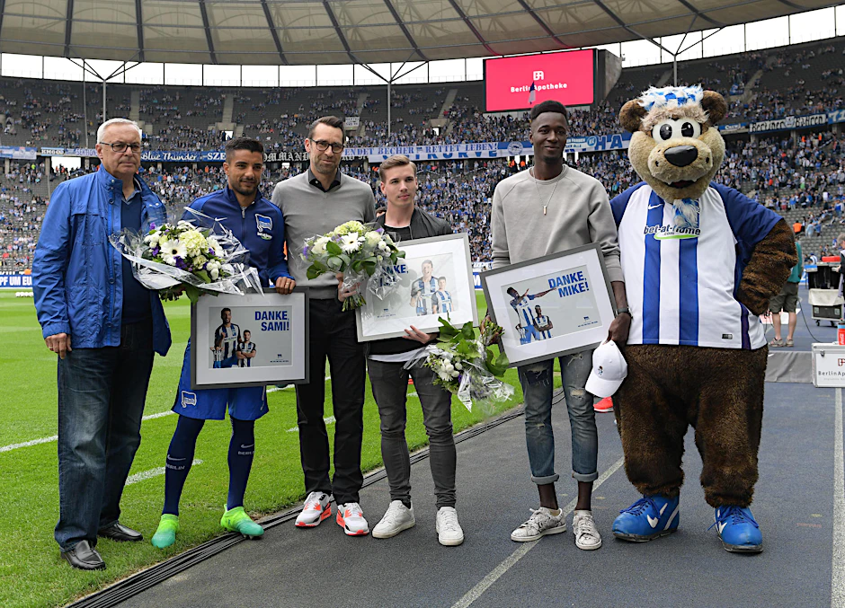 Allagui (2.v.l.), Kohls (3.v.r.) und Owusu (2.v.r.) wurden verabschiedet, Baumjohann (kl. Foto) fehlte. 