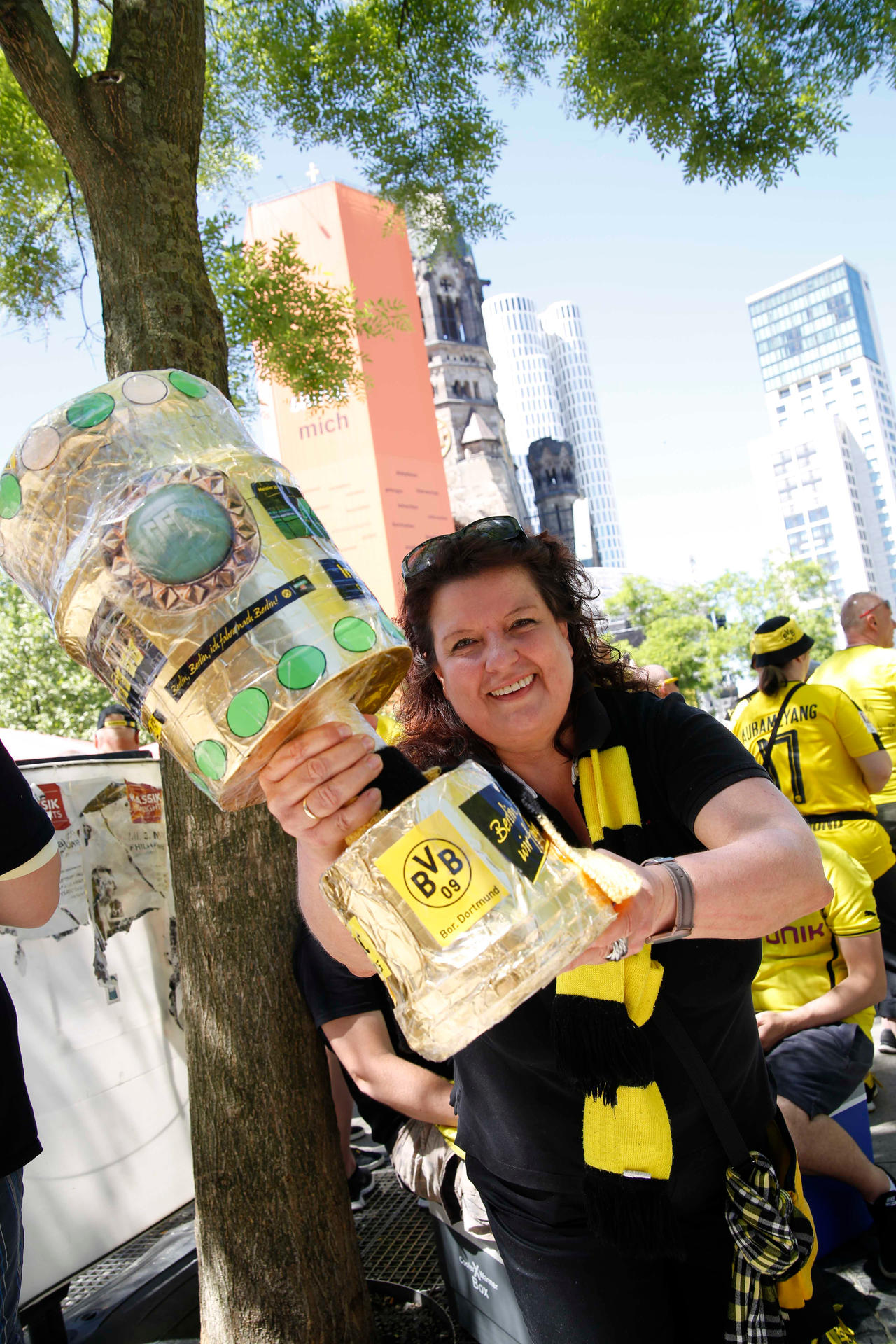 Daniela Schulte kennt noch die Dortmunder Fanszene, als man sich in den Kneipen rund ums Westfalenstadion traf. Es war eine reine Männerszene. Doch mittlerweile zählen immer mehr Frauen zu den Anhängern der Schwarz-Gelben.