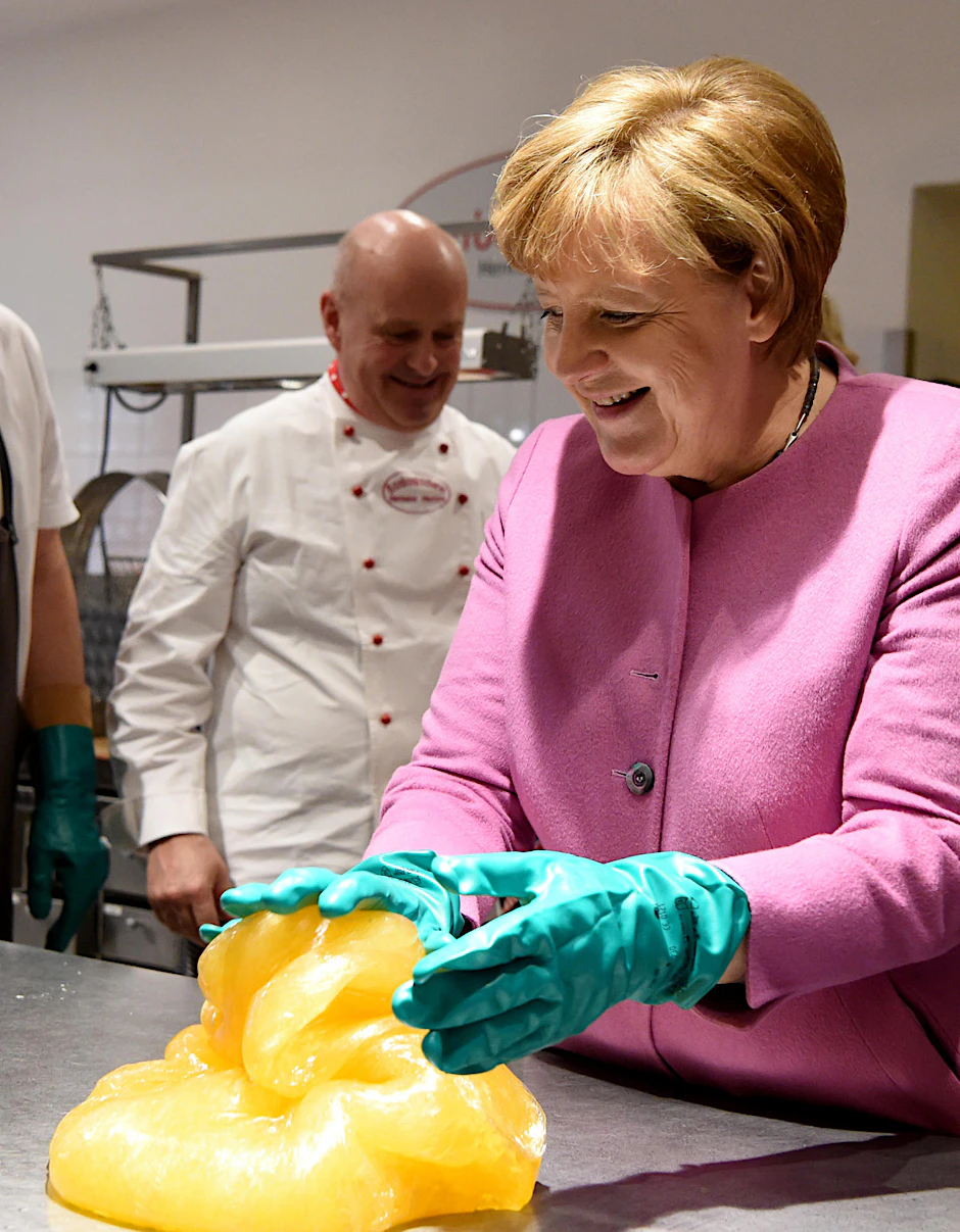 Angela Merkel macht Wahlkampf in einer Bonbon-Manufaktur.